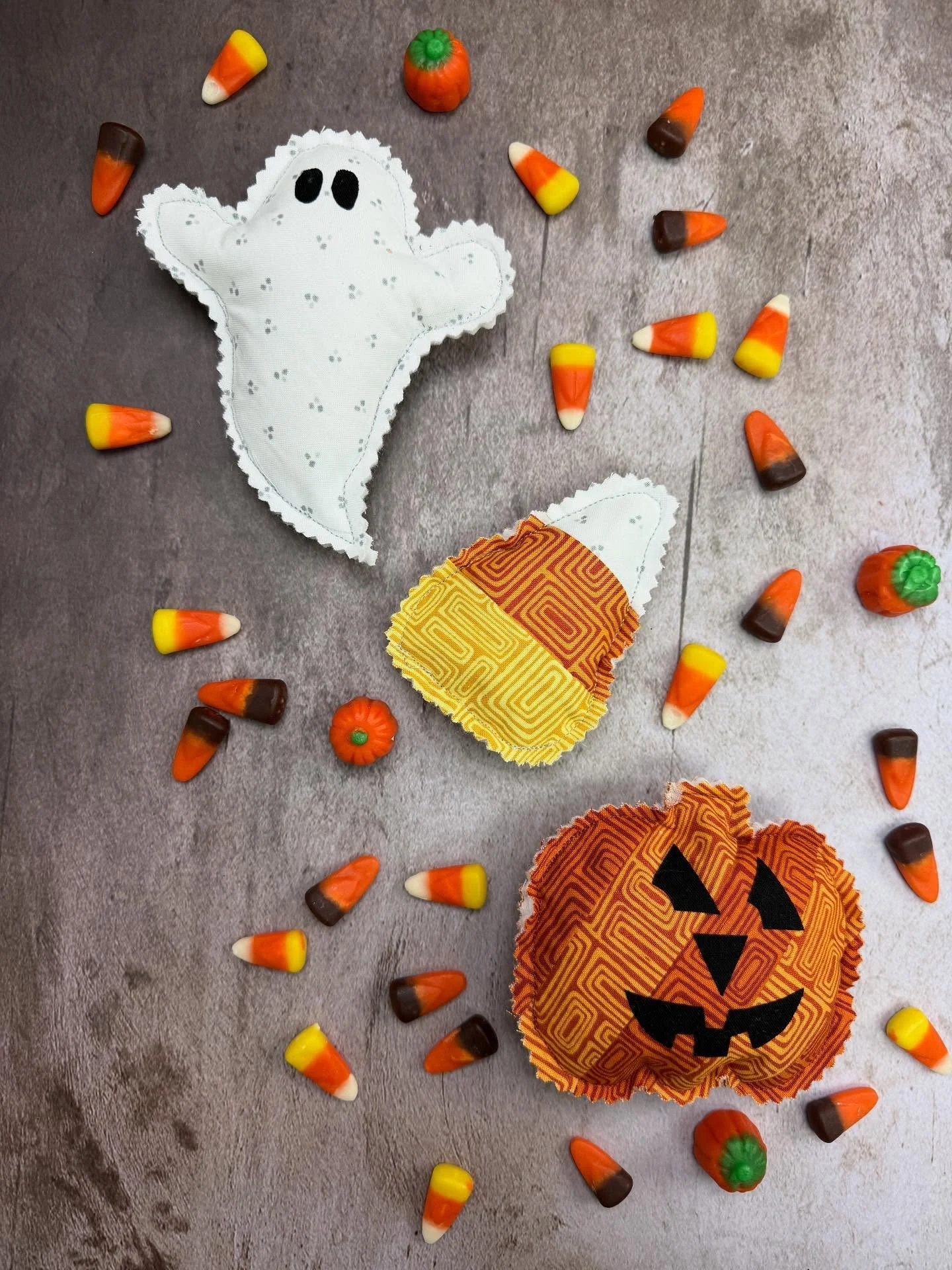 Join me tonight - Wednesday October 22nd - in the Thermoweb Craft Room to learn how to make these adorable Halloween Stuffies! 

The Facebook Live Event starts at 7:30 pm EDT - visit the @thermoweb Craft Room now to join so you can watch tonight! 
#h