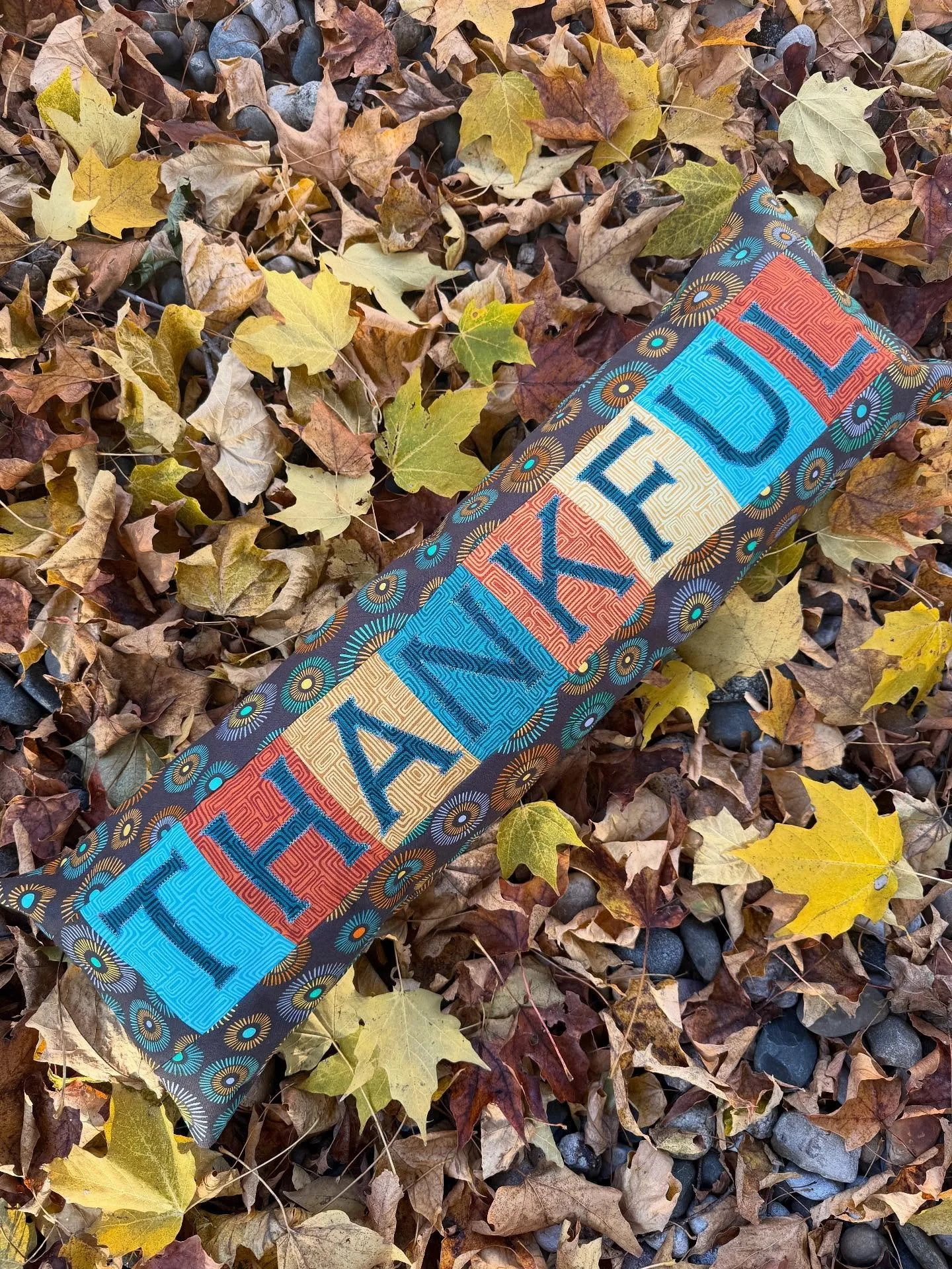 I&rsquo;m busting out all the Thankful vibes this fall, and I made them into a pillow. 😀

Find the tutorial on the @thermoweb blog today. Using, of course, my Find Your Way fabrics from @benartex_fabrics 
#findyourwayfabrics #heatnbondlite #fusiblea