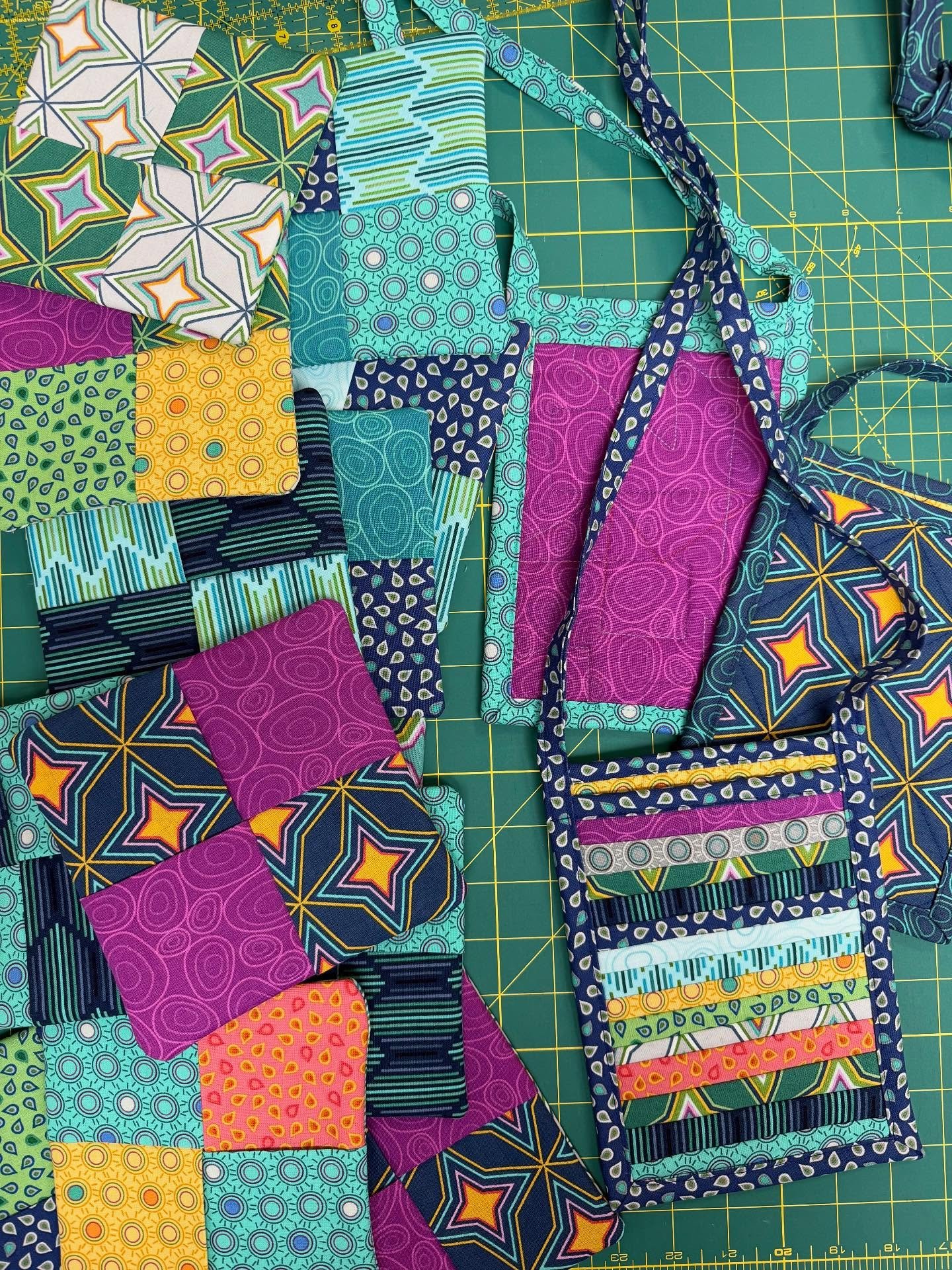 How FUN are these?!?! 😍 😍😍
Linda, the mom of one of my quilty friends @stephish2021 (I think I can call her a quilty friend by now too!) transformed a FQ bundle of Nature Unfiltered into these adorable phone holders/mini purses and wine glass coas