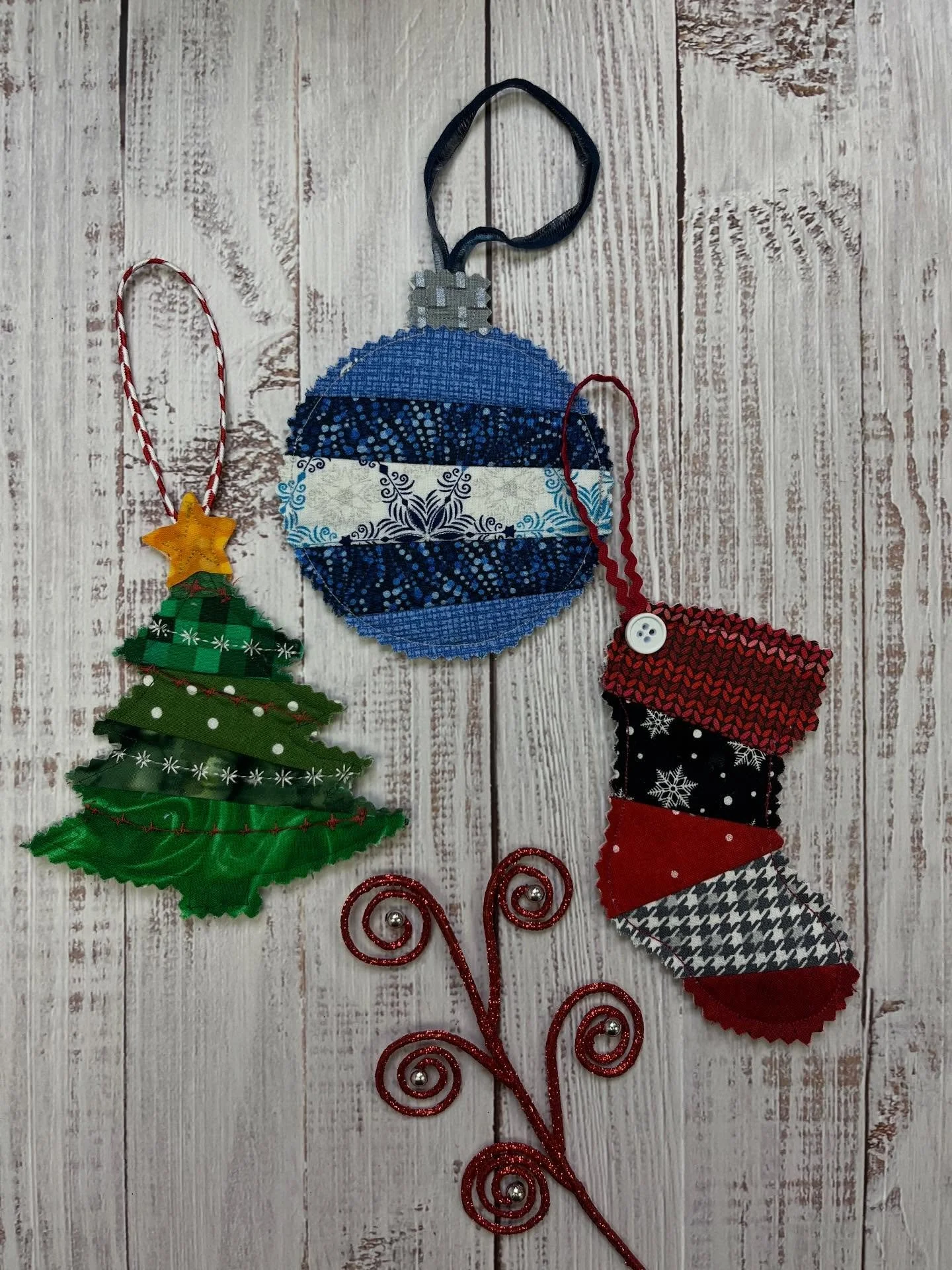 Join me and Benji for a FB live tonight, 12/3, at 7:30 pm CST in the @thermoweb Craft Room! We&rsquo;ll be showing how to make these cute Strippy ornaments. Join the Thermoweb Craft Room on FB to watch!
#strippyornaments #christmasdecor #ornamenttuto