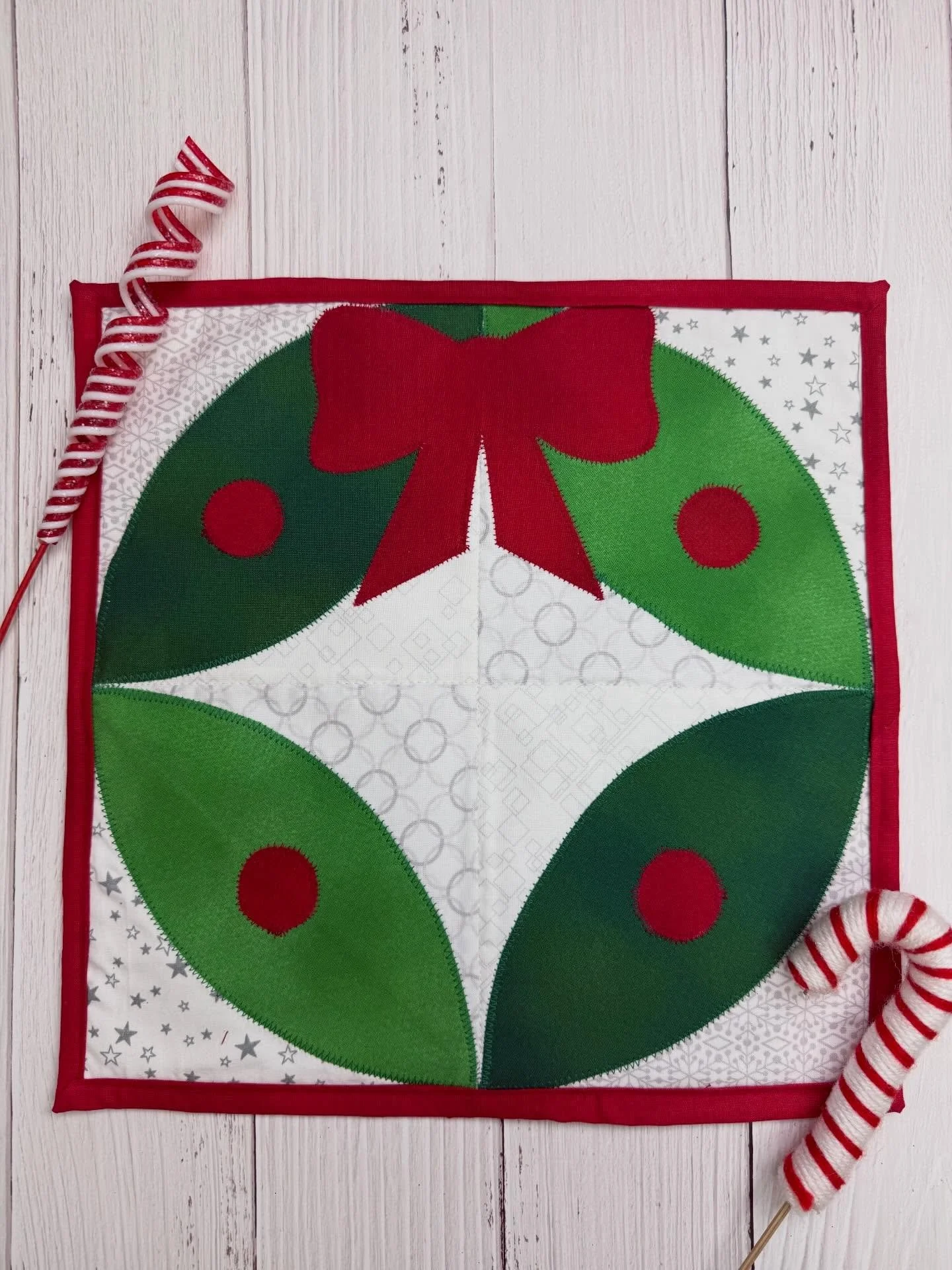 Hang a wreath that won&rsquo;t fade! I made this mod mini quilt using fusible raw edge appliqu&eacute; for the orange peel shapes. Even better, there&rsquo;s a video tutorial walking you through the steps to make this! Go to the @thermoweb YouTube pa
