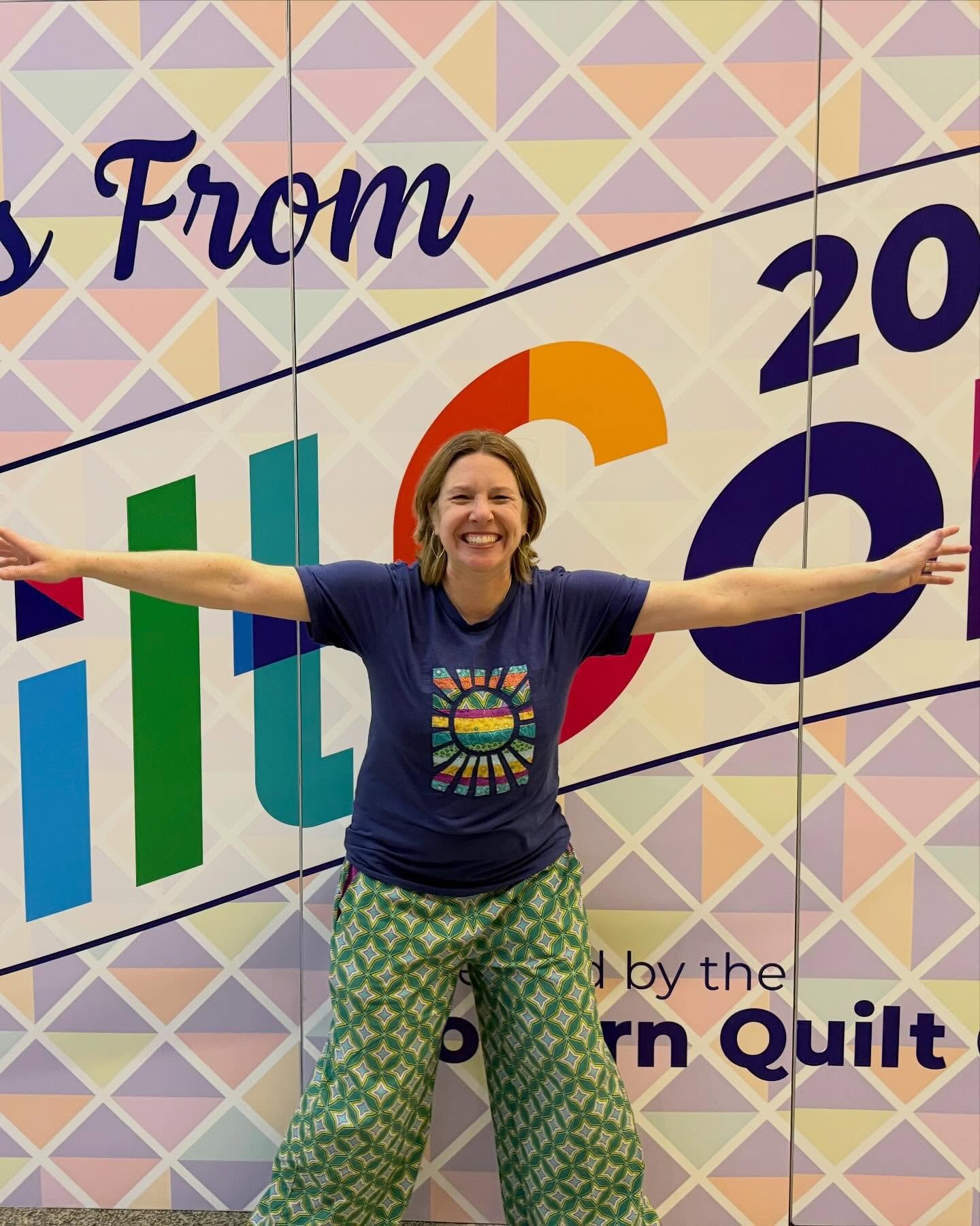 Join me tonight 2/25 at 7:30 pm CST to learn how to make this Rainbow Sunshine T-shirt! I will be doing a FB Live in the @thermoweb Craft Room walking you through the steps, and there will also be prizes! Hope to see you there! 
#heantbondsoftstretch