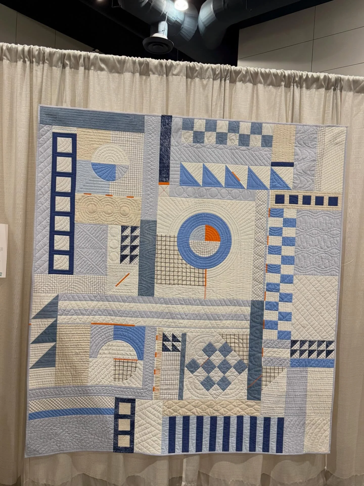 Another photo dump of quilts I loved at QuiltCon! I come home from these shows so inspired to just play and then the tasks and demands of daily life reappear. 😜 maybe next year we segue straight from QuiltCon into a quilting retreat?!?! 
Quilt and m