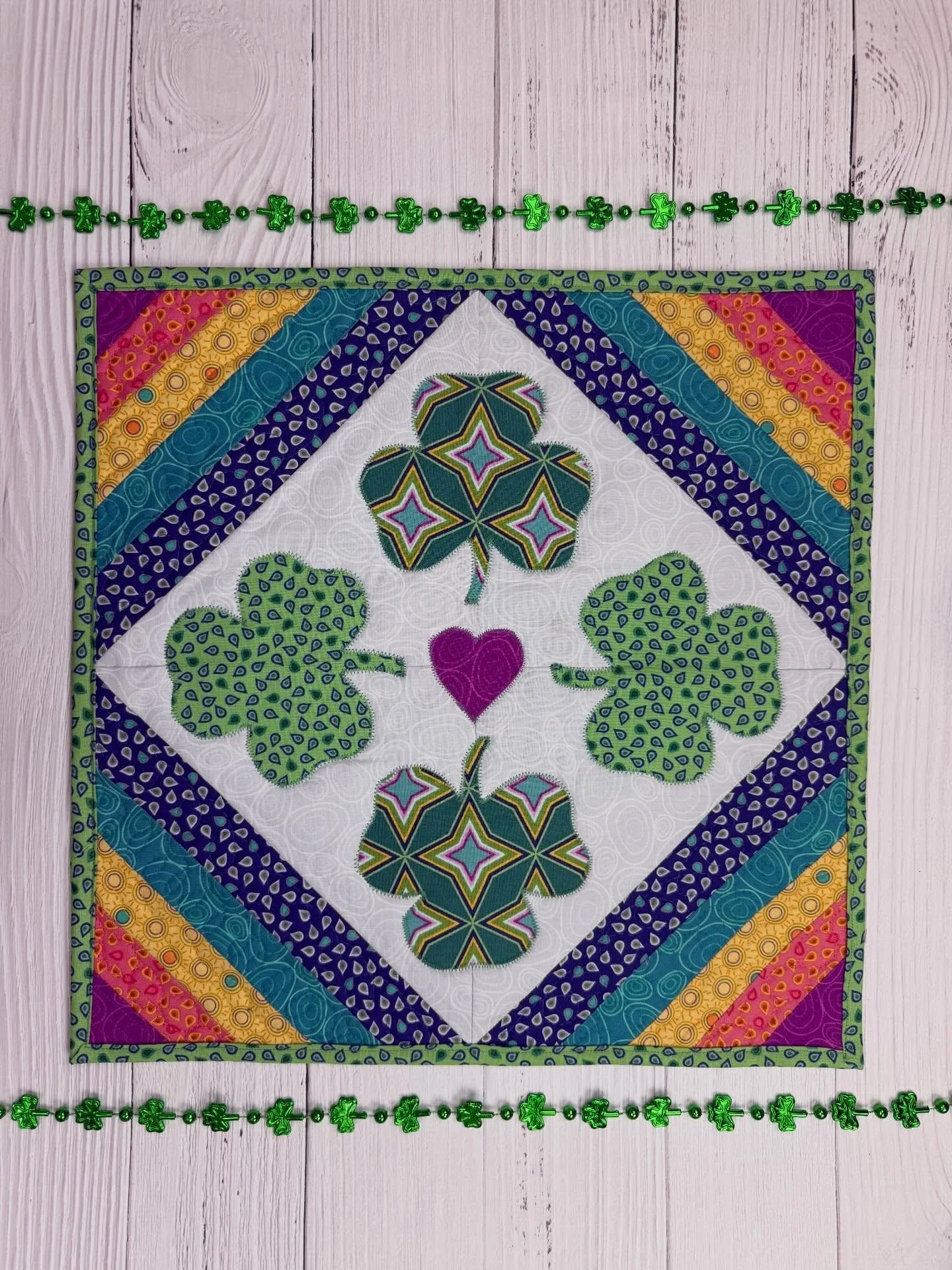 Happy St. Patrick&rsquo;s Day! 
The video tutorial to make this shamrock + rainbow table topper is live on the @thermoweb YouTube channel. I made this topper using my Nature Unfiltered fabric from @benartex_fabrics and a combination of strippy HSTs a