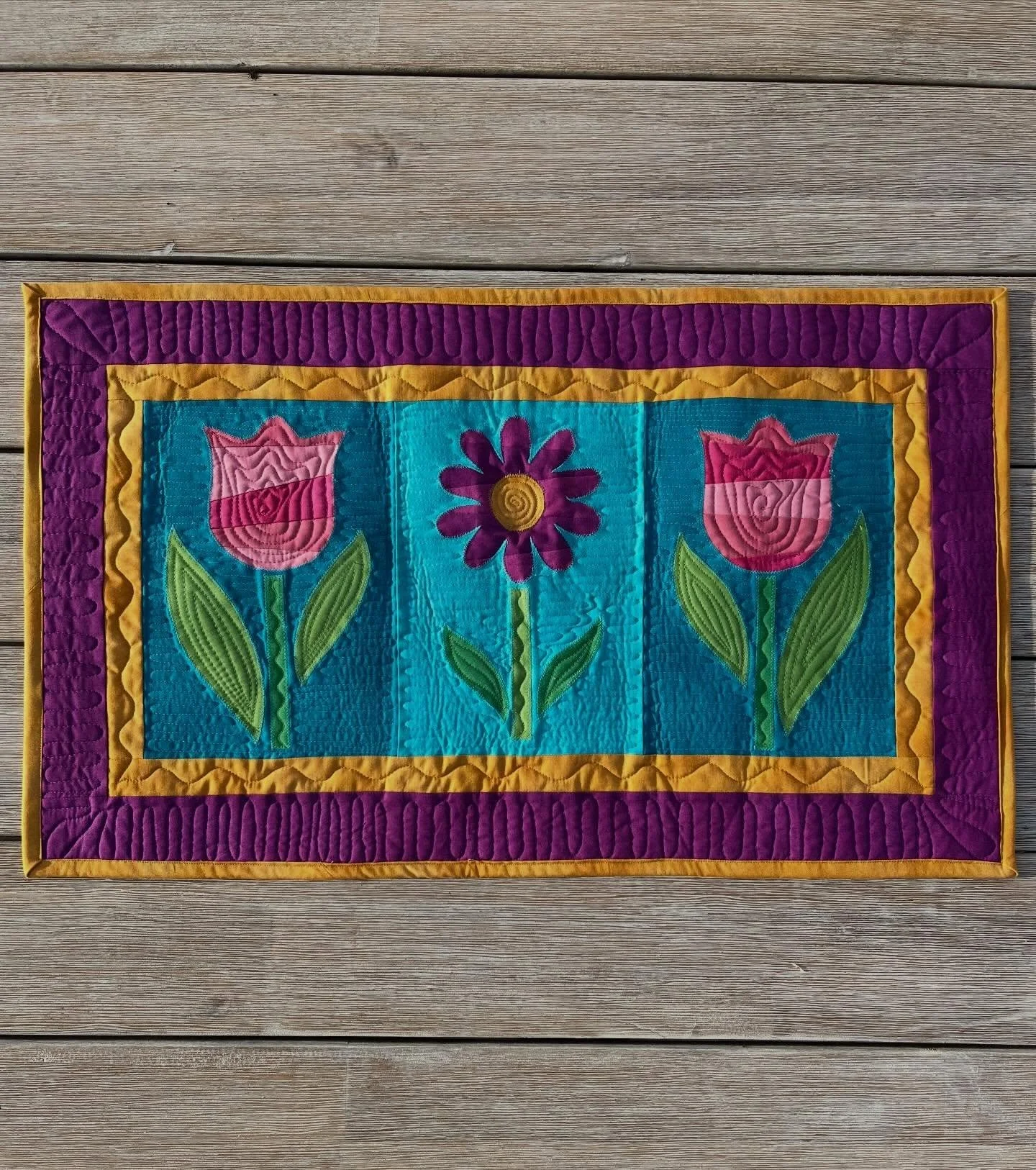 Happy first day of spring! So nice when the weather cooperates with the calendar - it&rsquo;s almost 70 and sunny here! 
#strippyimprovspring #springflowers #happyspring #flowerquilt