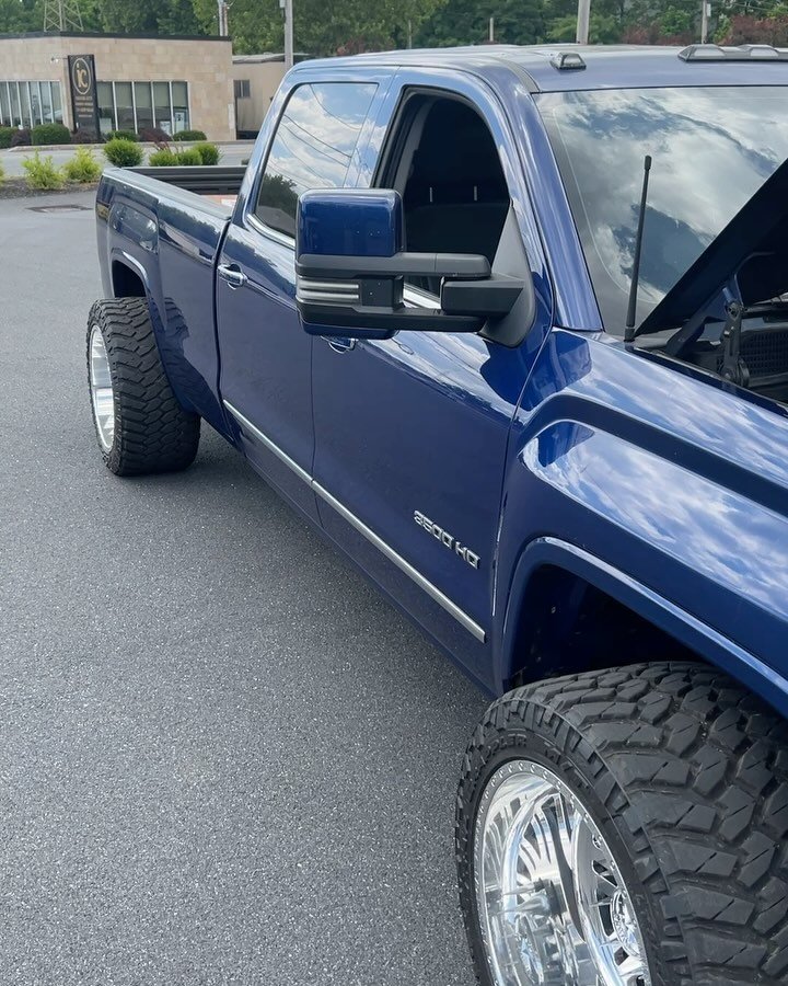 Playing some catch up on the instagram!

Check out this sick duramax owned by @miller_sixsix 

He brought it to us for a custom piping kit, hood stack, and coolant expansion tank!

We pulled the street fighter in take and machined off the v band to w