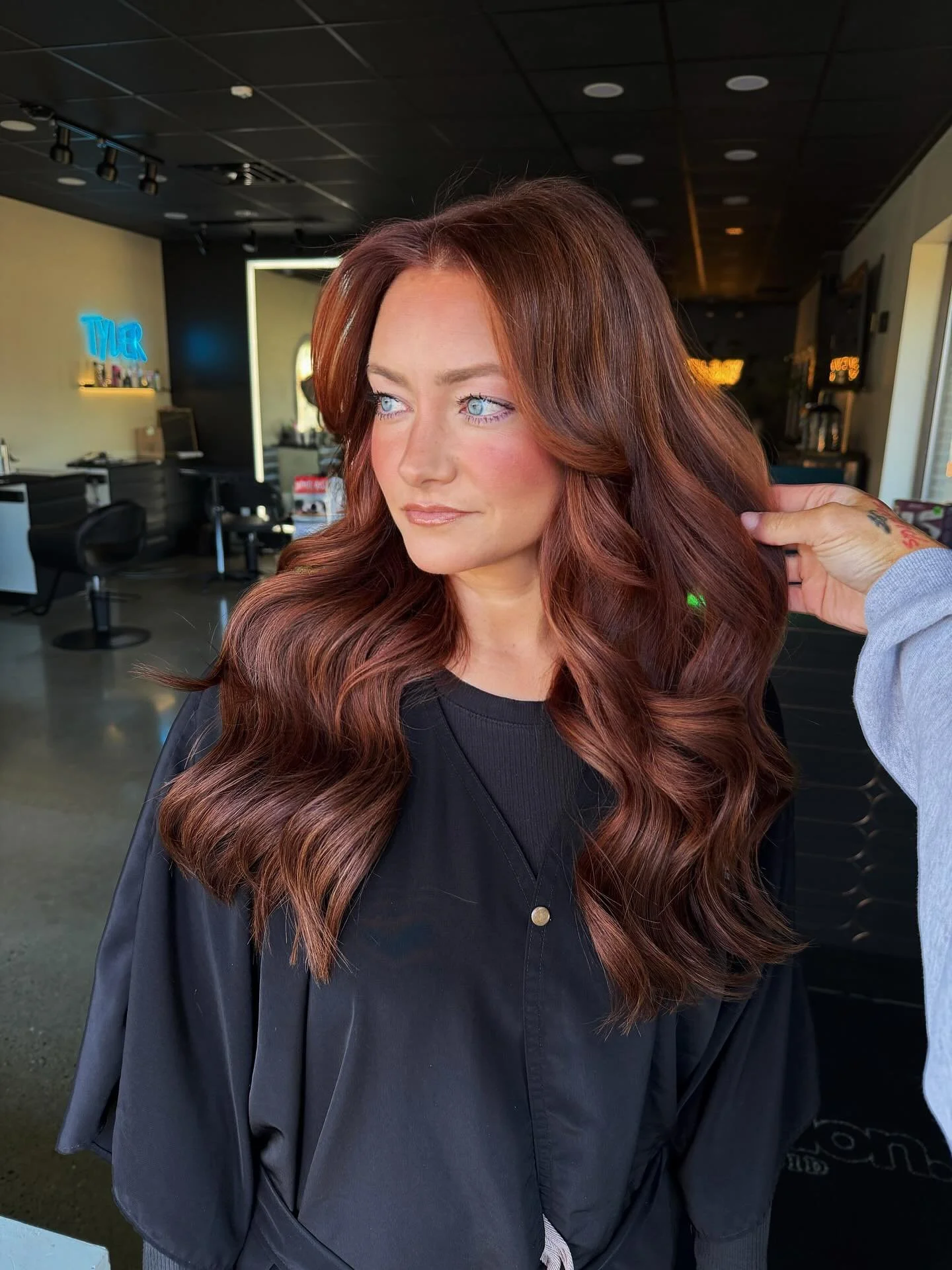 This is sooooooo spppiiiccyyyyyy 🌶️
Who wants the formula?!

Color + extensions with Tyler 😏

#RichCopper #GlossyBrunette #FallVibesHair #HairTransformation #LuxuryExtensions #thetylercollection #ExpensiveHair #WeftExtensions #ColorRefresh #GlassFi