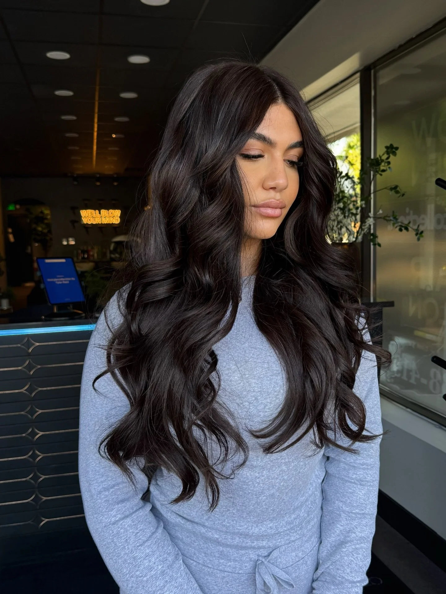 Chocolate but make it high gloss 🍫❤️&zwj;🔥

You guys, I discovered a magic trick thanks to @brazilianblowout and it&rsquo;s going to help you grow your hair to your booty. This is our new treatment, I&rsquo;m calling it &ldquo;The Glass Finish&rdqu