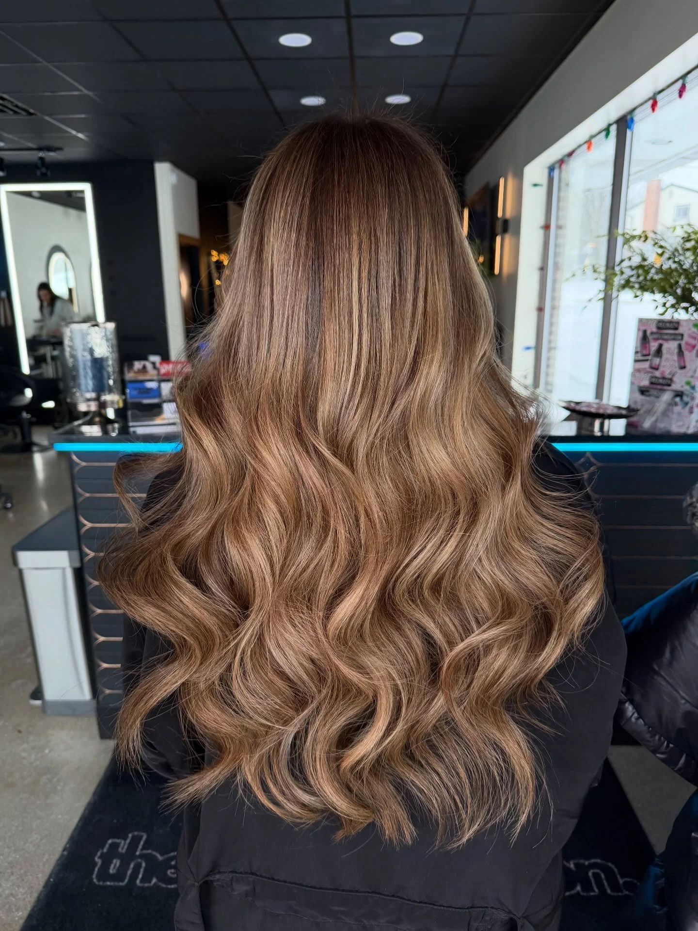 honey bun 🍯
@harperellishairco elite wefts | Rachel + Fletch + Elle for the perfect blend

Quality hits different when you meet @harperellishairco 

#hairextensionspecialist 
#detroithair 
#harperellis 
#thetylercollection 
#hairtransformation