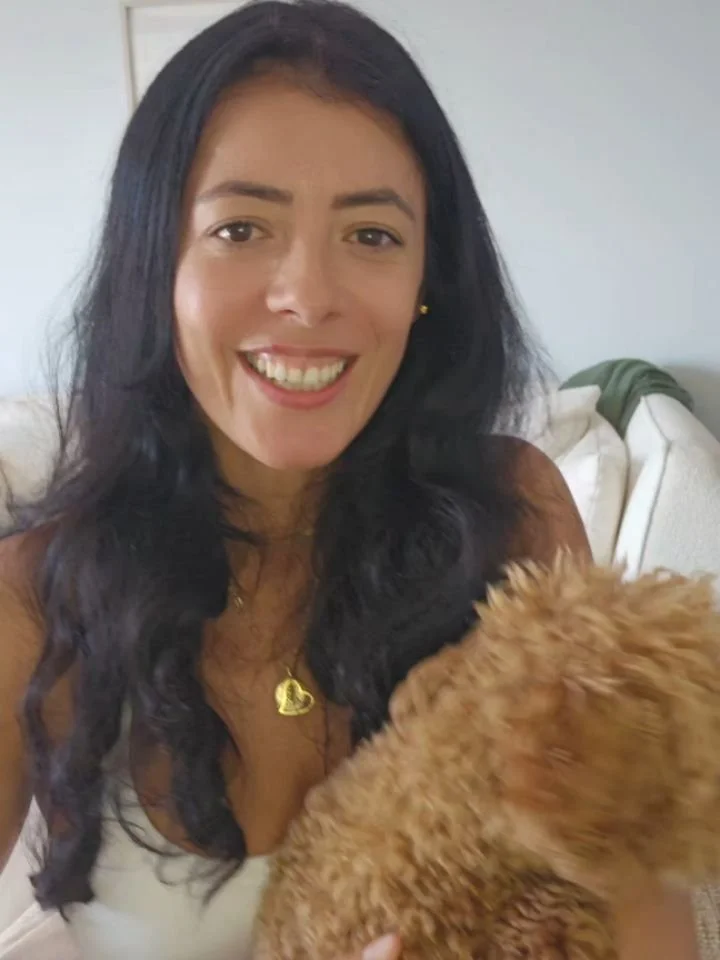 1111 no es solo un n&uacute;mero&hellip; es un recordatorio. ✨
Para m&iacute;, es como una pausa consciente&hellip;
un susurro de mi yo superior diciendo:
 &iquest;Qu&eacute; est&aacute;s pensando/sintiendo en este momento?&rdquo;
Porque ah&iacute;&h