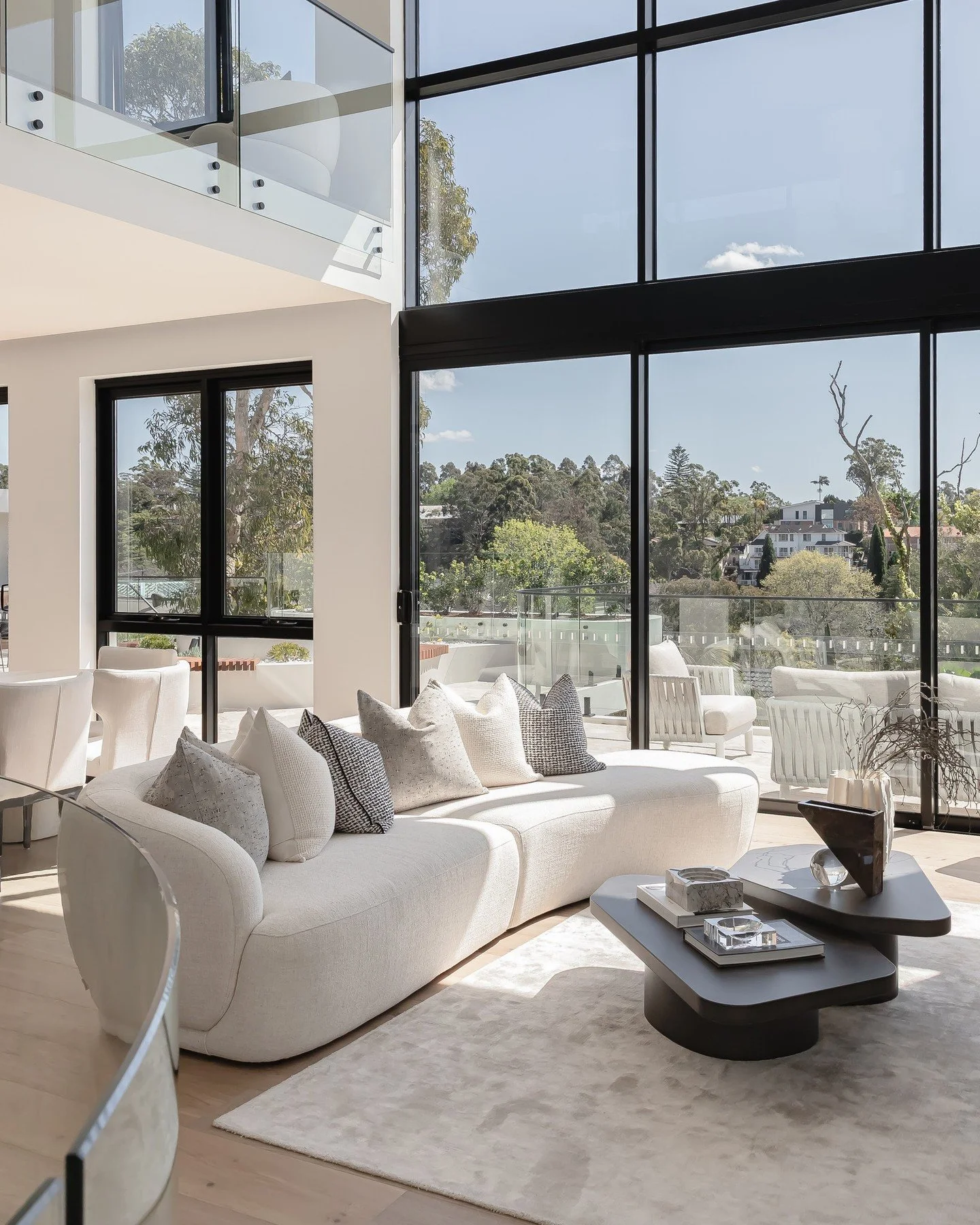 Expansive natural light &amp; soaring ceilings create an elegant atmosphere for this beautiful St Ives home 🖤 

SUBURB RECORD HOME 

styled by. @mca_interiors 
photography. @rem_designhouse 
agency. @laneandplace 
builder. @spencer.homess 
architect