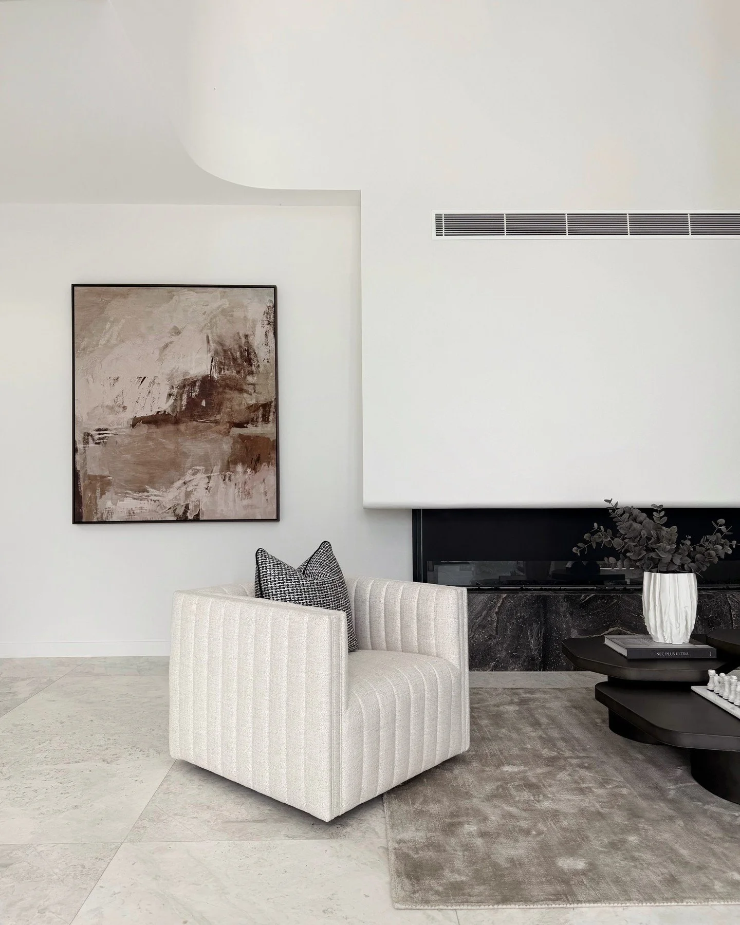 A home that whispers luxury 🖤

styled by. @mca_interiors 

#milliondollarlistingsydney #sydneyrealestate #propertystylingsydney #styledtosell #realestatesydney