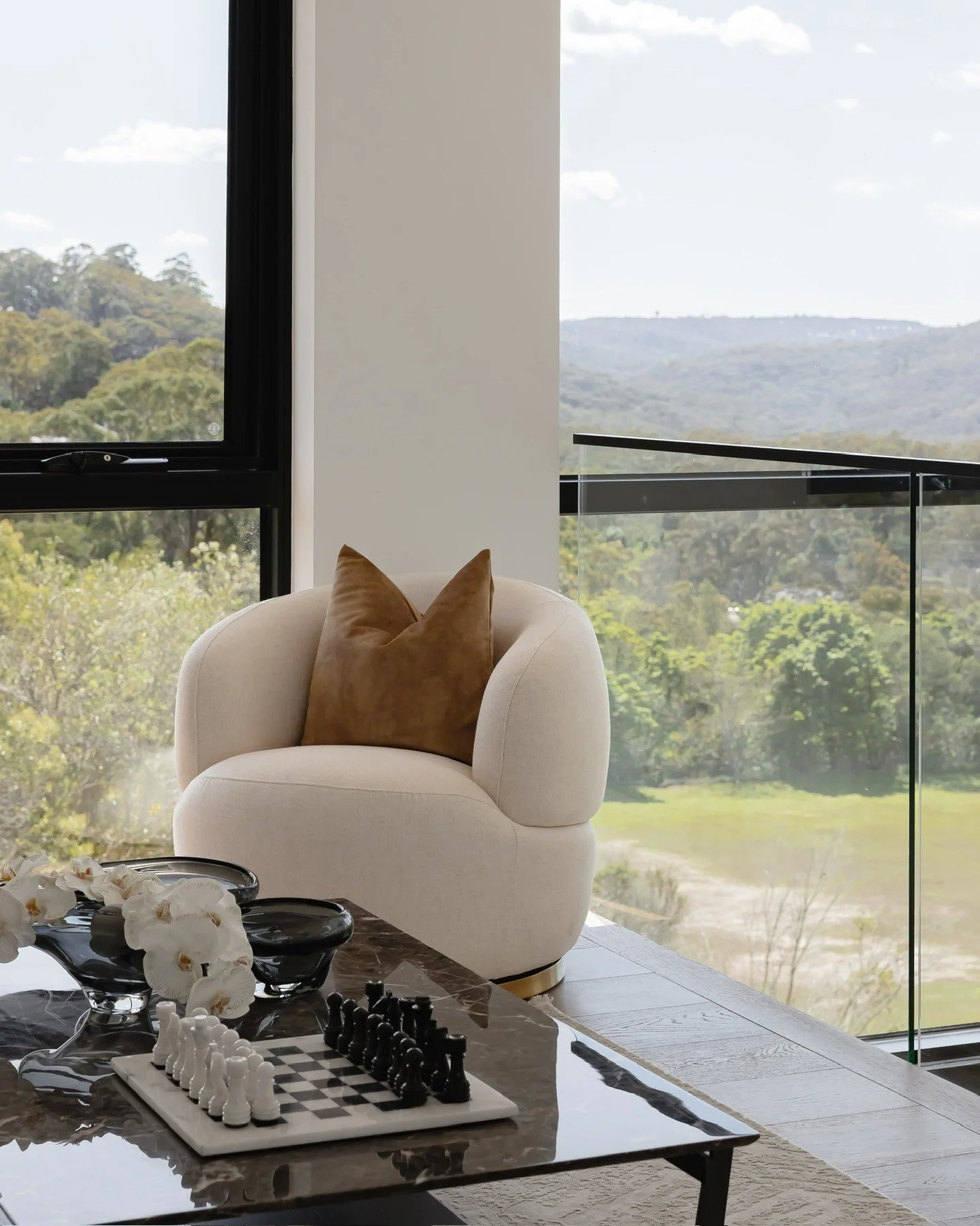 A single piece that can set the mood for the whole space. Thoughtfully curated interiors that feel as beautiful as they are lived in

styled by. @mca_interiors