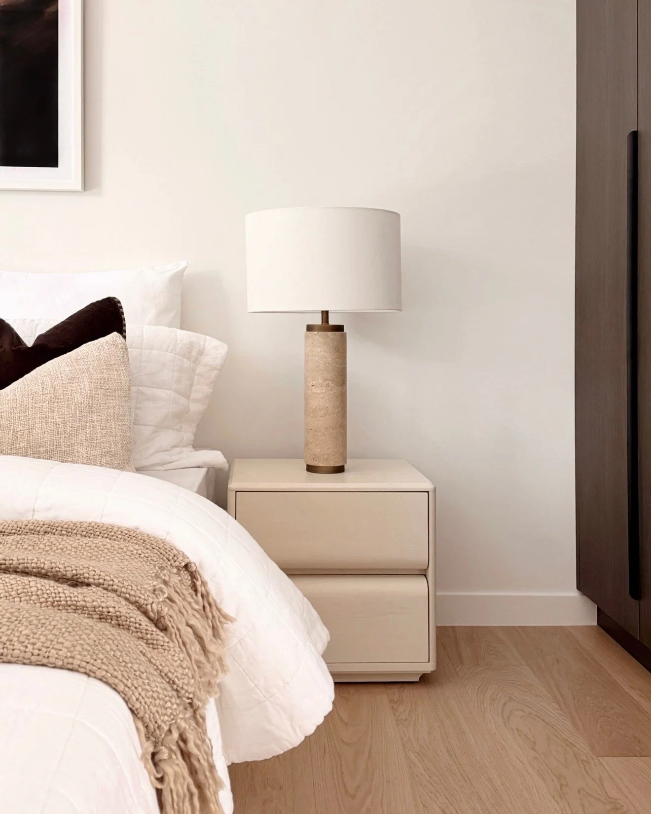 bedrooms that invite buyers to pause, imagine, &amp; feel at home

swipe for bedroom inspiration 🤍⁠
⁠
styled by. @mca_interiors⁠
⁠
#bedroomstyling #bedroominspo #propertystyling #sydneypropertystyling #sydneyrealestate
