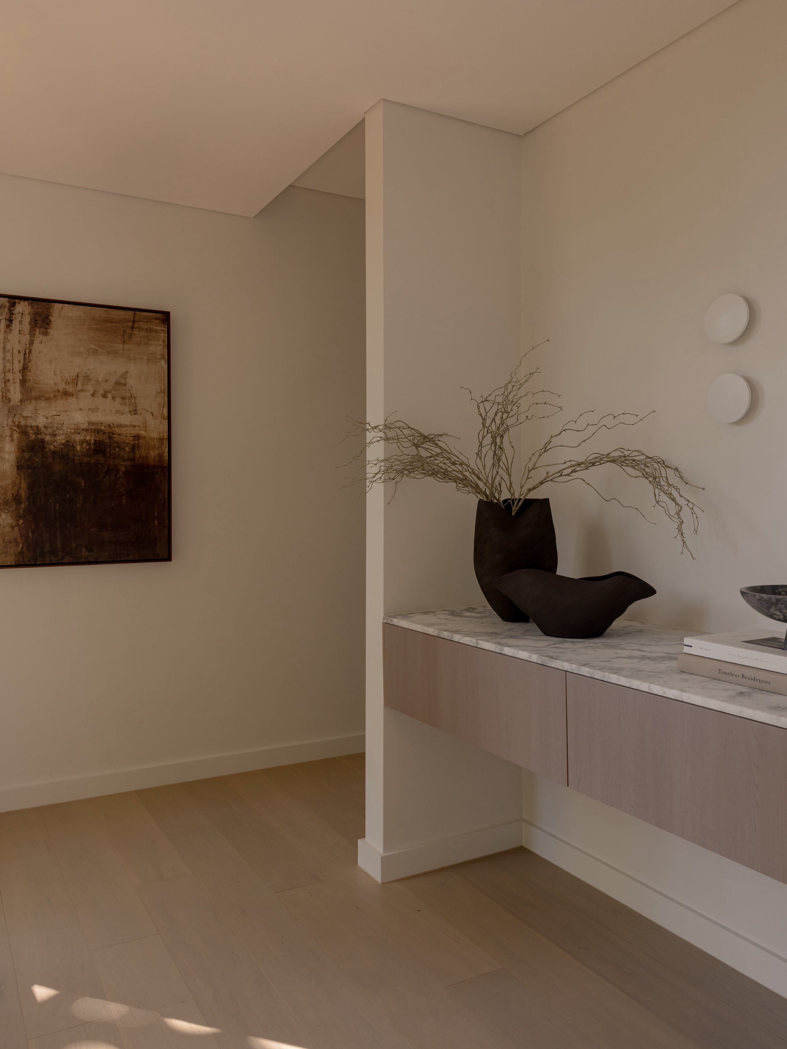 An entrance grounded in rich chocolate tones for Lindley Ave 🤎

styled by. @mca_interiors 
photography. @cegstudio