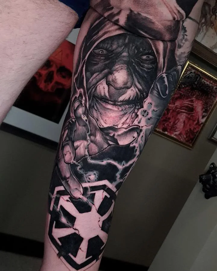 Tattoo of a realistic face of a dog, possibly a pitbull, with a chain necklace around its neck, on a person's thigh.