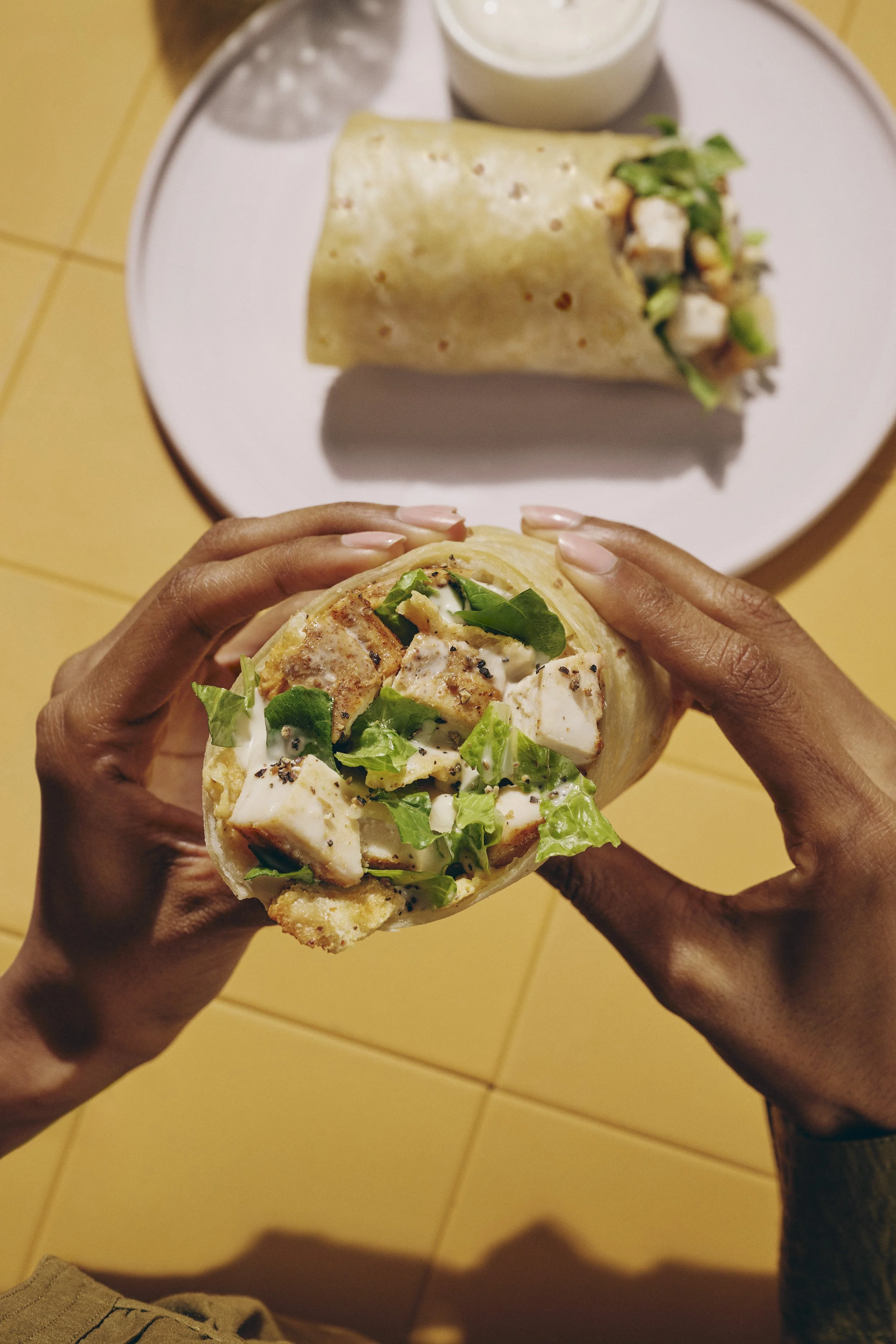 260407_SWEETGREEN_WRAPS_PEDENMUNK_01_03_CLASSIC_CHICKEN_CAESAR_POV_INSITU_0983_v2_QC_R300.jpg