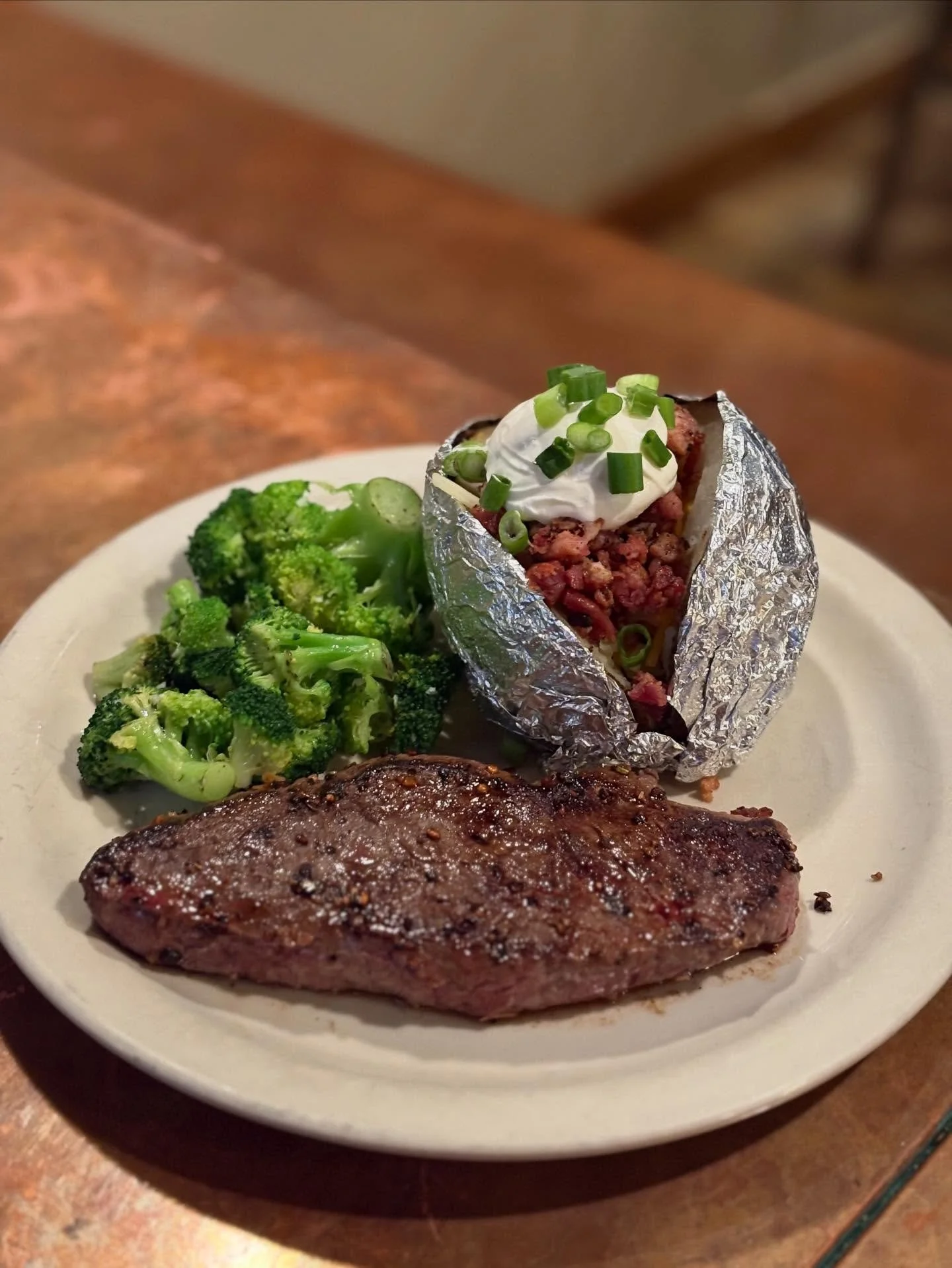 It&rsquo;s Wednesday friends, which means it&rsquo;s Steak night at Three Creeks! 
Come on in between 4-8 pm and enjoy a delicious steak dinner for only $15, it&rsquo;s the best deal in town 🙌🏼
Cheers 🍻