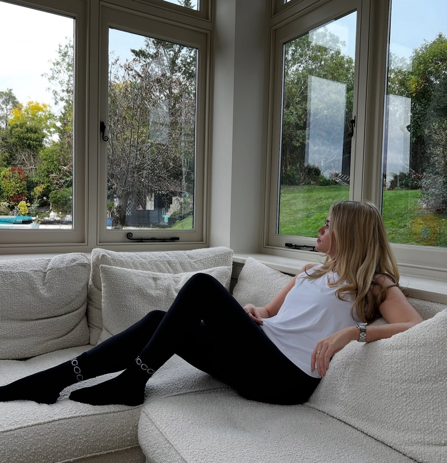 Meet the tee that does it all, soft, flattering, and cropped just right. Designed to accentuate your arms and move with you.
Pair it with our signature leggings and socks for the ultimate effortless GGCHI fit. 🤍