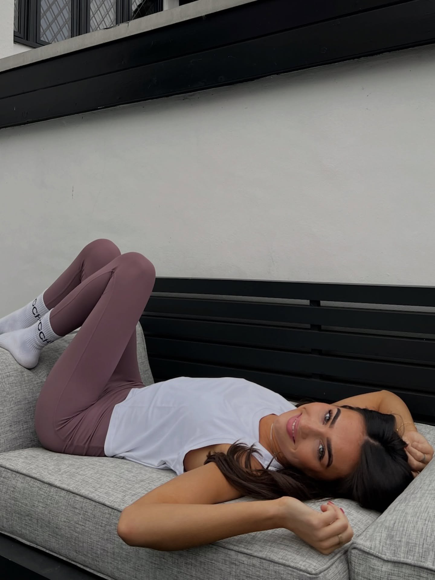 Your spring style starts here: the a&ccedil;ai leggings and a relaxed white boxy tee 🩷🤍