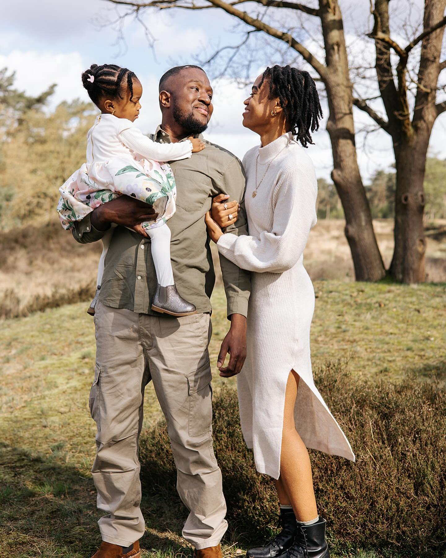 Paar weken geleden een familie fotoshoot gedaan met mijn klein maar fijn gezinnetje😍. De foto&rsquo;s zijn ontzettend leuk geworden. Voelde heel anders om zelf voor de camera te staan in plaats van erachter.

Dankjewel @yaraphotography_weddings voor