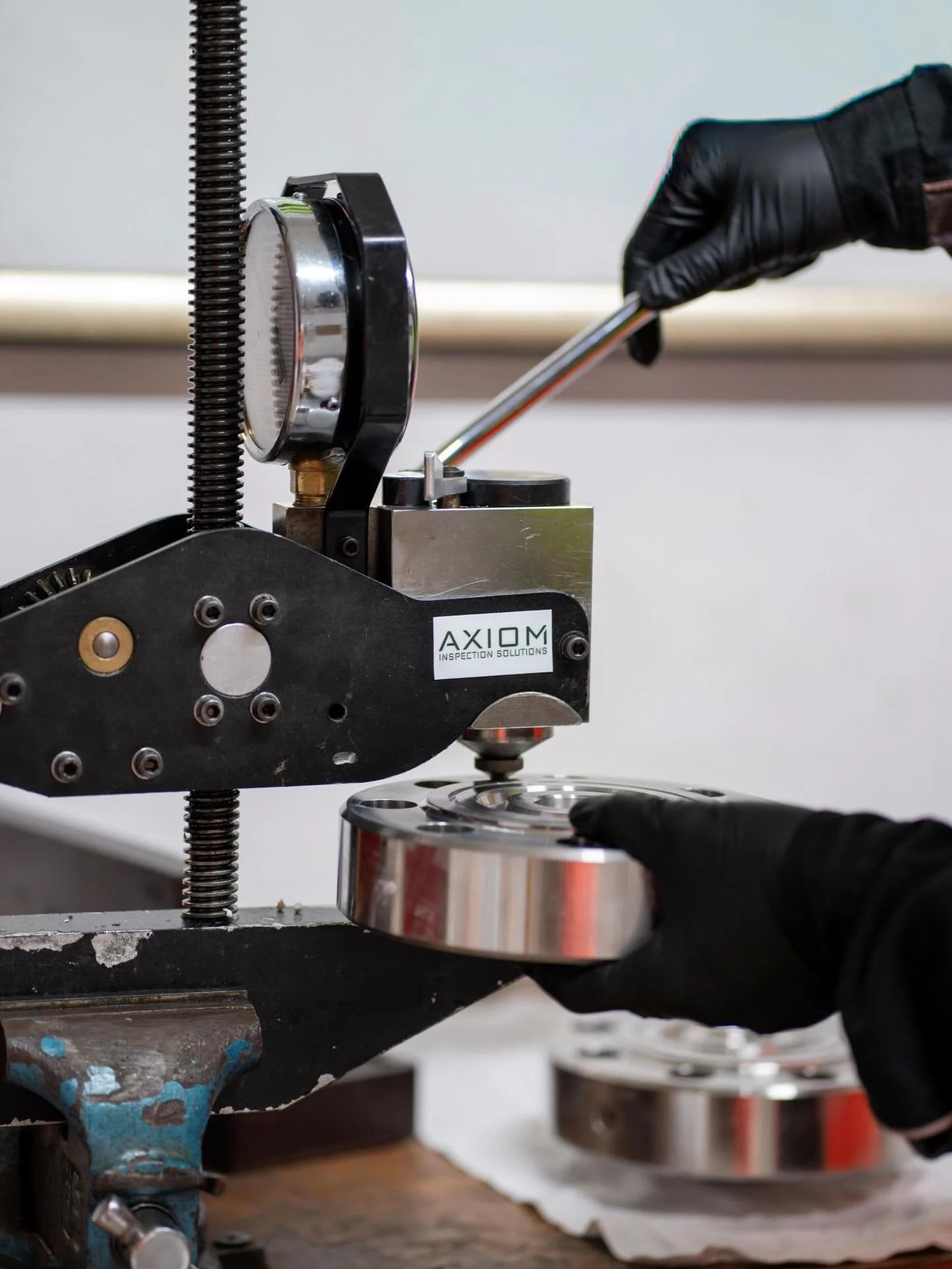 We offer portable Brinell hardness testing, allowing us to assess material hardness directly on site without the need to remove components or disrupt operations. Brinell testing is ideal for confirming hardness following machining, heat treatment or 