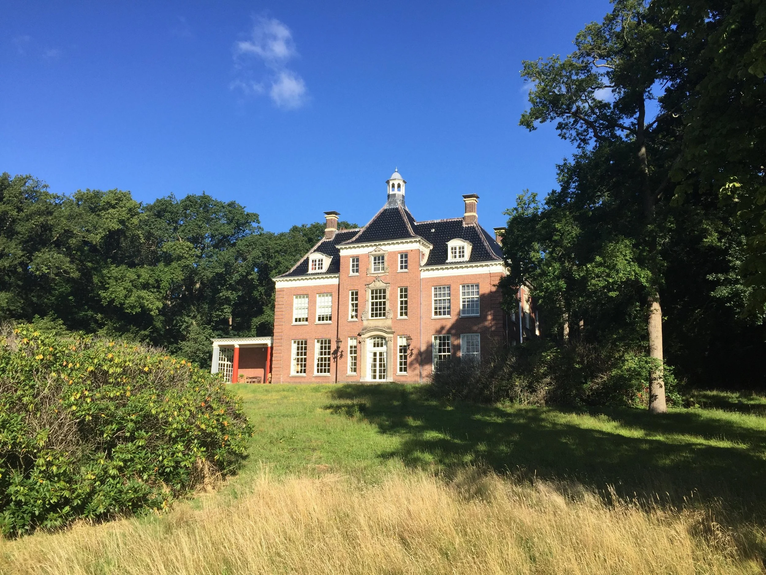 Door verschillende perspectieven samen te brengen ontstaat een breder inzicht in hoe organisaties omgaan met beleid, stakeholders en maatschappelijke ontwikkelingen.