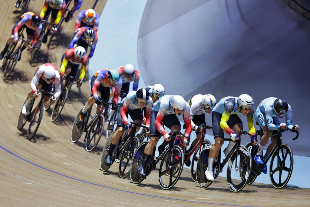 Jules Hesters, Dylan Bibic and the world champion on track.
