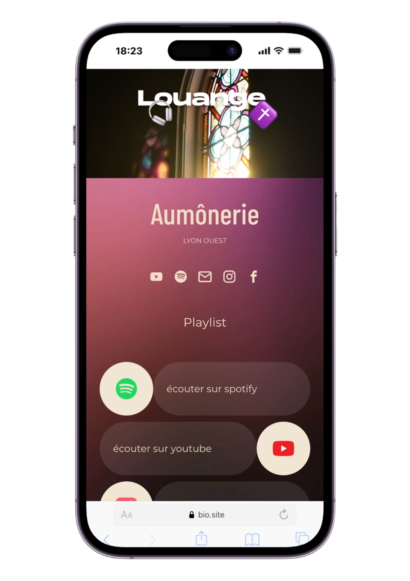 Capture d'écran d'un smartphone affichant une application de musique intitulée 'Louange', avec un fond d'image de vitraux colorés, et des options pour écouter sur Spotify, YouTube, ou toute autres platformes