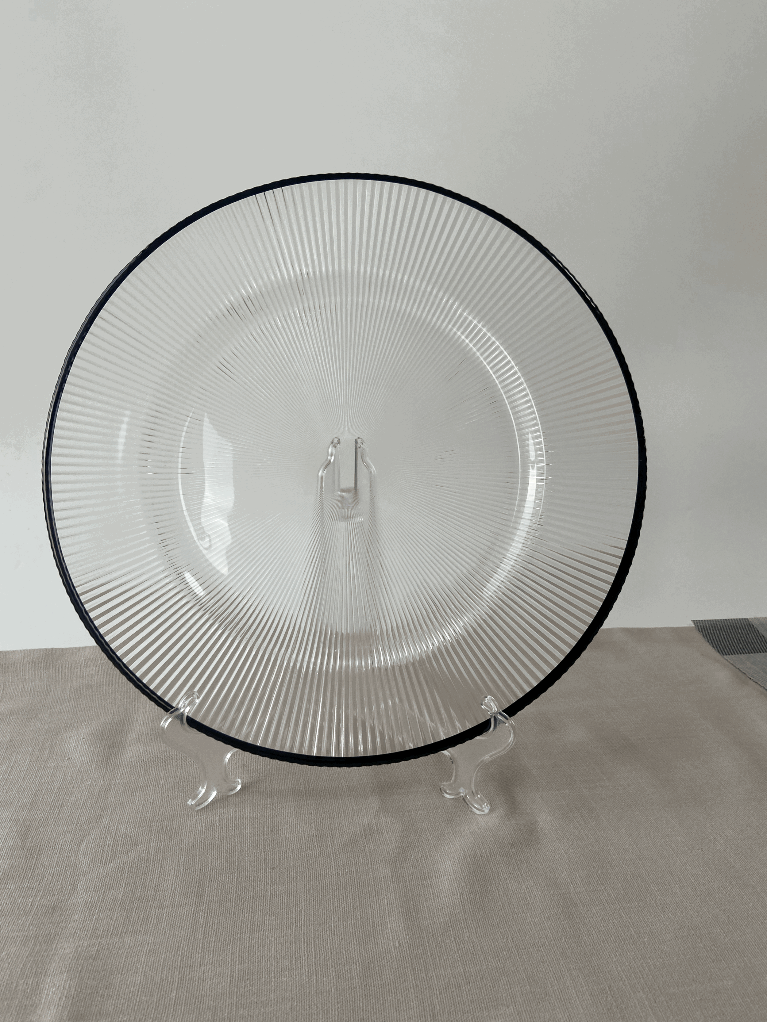 Black rim charger plate