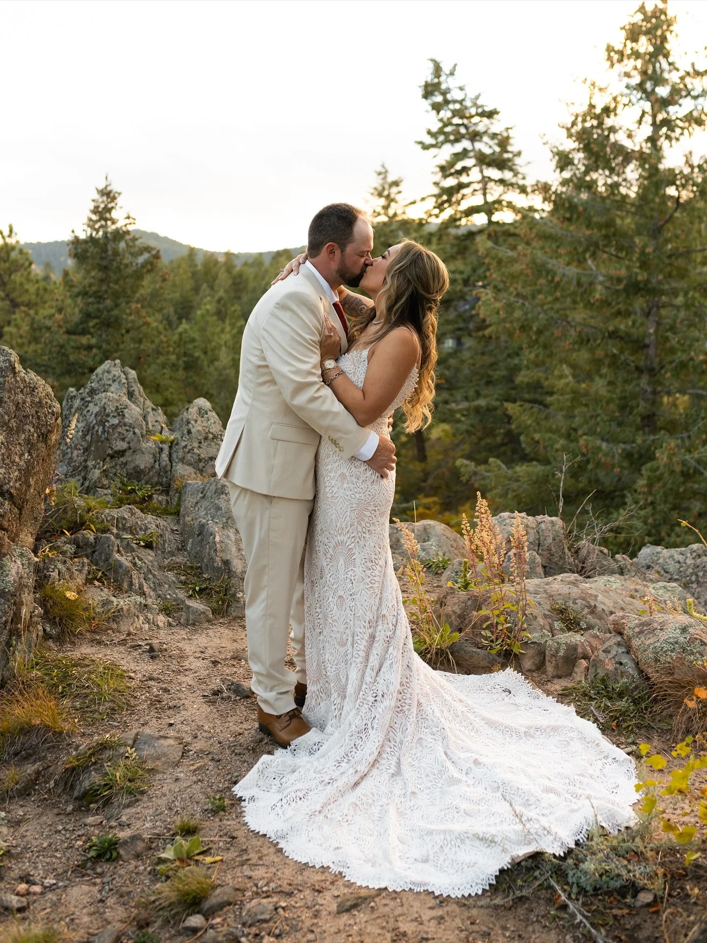 A few sneak peeks from the Steele wedding this past Saturday✨

Vendor Team:
Lead Photographer: @sarahelizphotography_ 
Videographer: @shotzbykim 
Venue: @woodlandscolorado 
Planner: @hannahkathryneventco 
Makeup/Hair: @candelariabeautyco 
Florist: @l