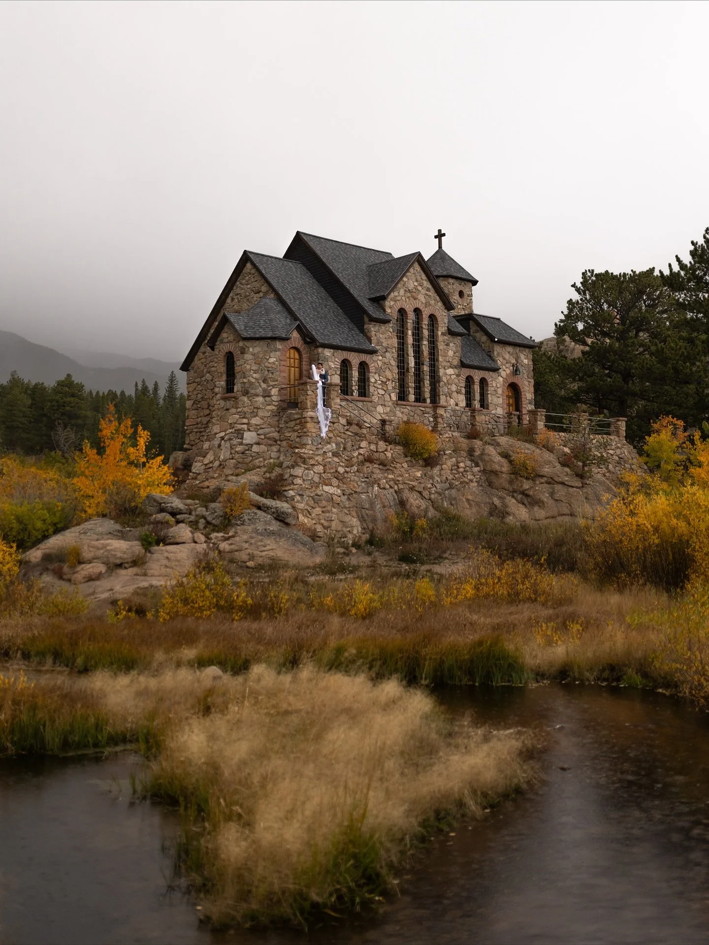 A glimpse into the Rivas wedding day✨ The dreamiest golden light poured into the church right after their ceremony🤍

I met these two through mutual friends &amp; through skiing a little over 2 years ago (shoutout to Don for talking me into learning 