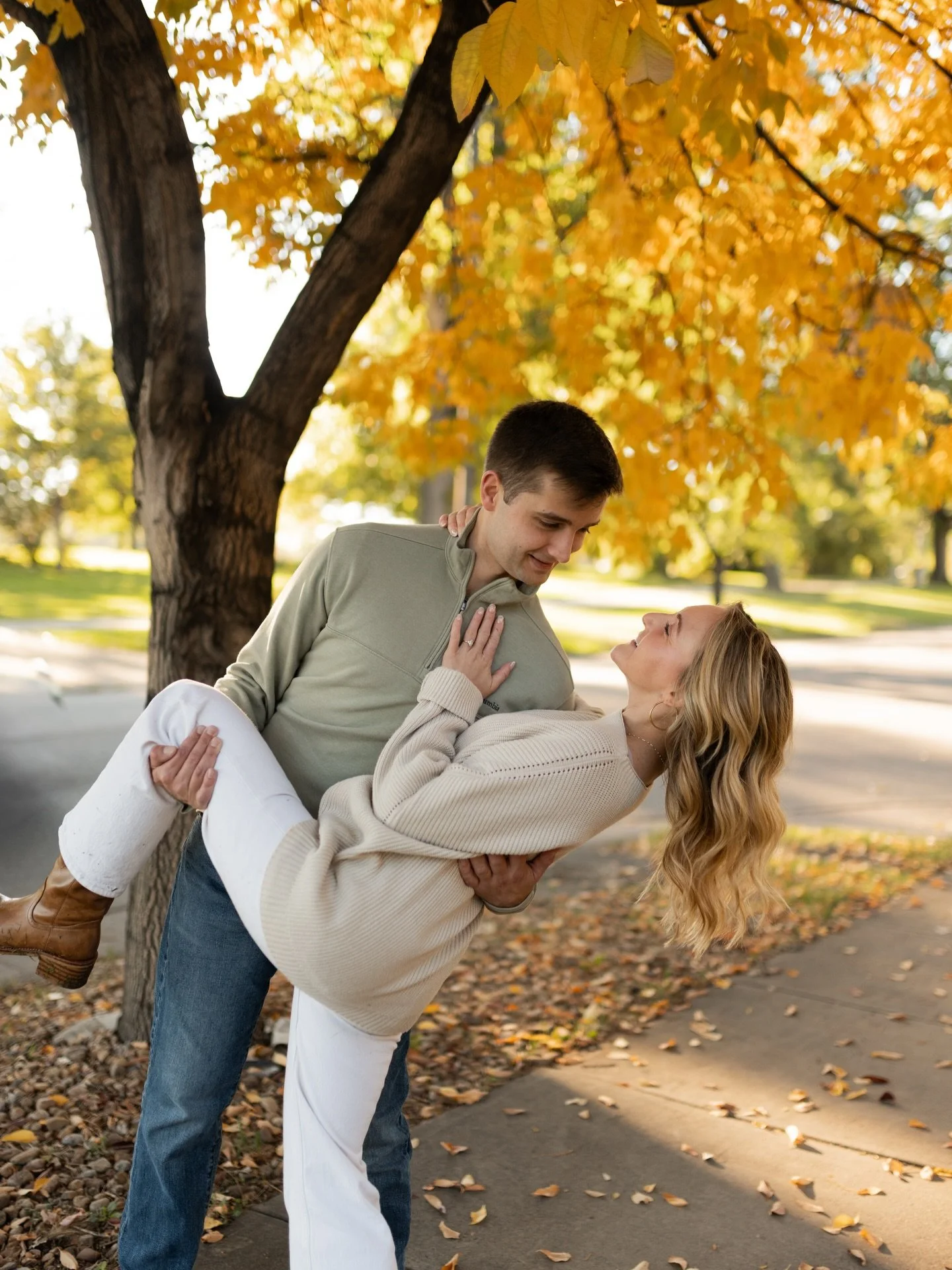 The dreamiest sunrise light✨ Ran around Wash Park with Abby, Mike, &amp; Gus. See the end for a little surprise🤭

#engagementsession #engagement #truetocolor #washpark #denver #colorado #denverphotographer #denverphotography #sunrisesession