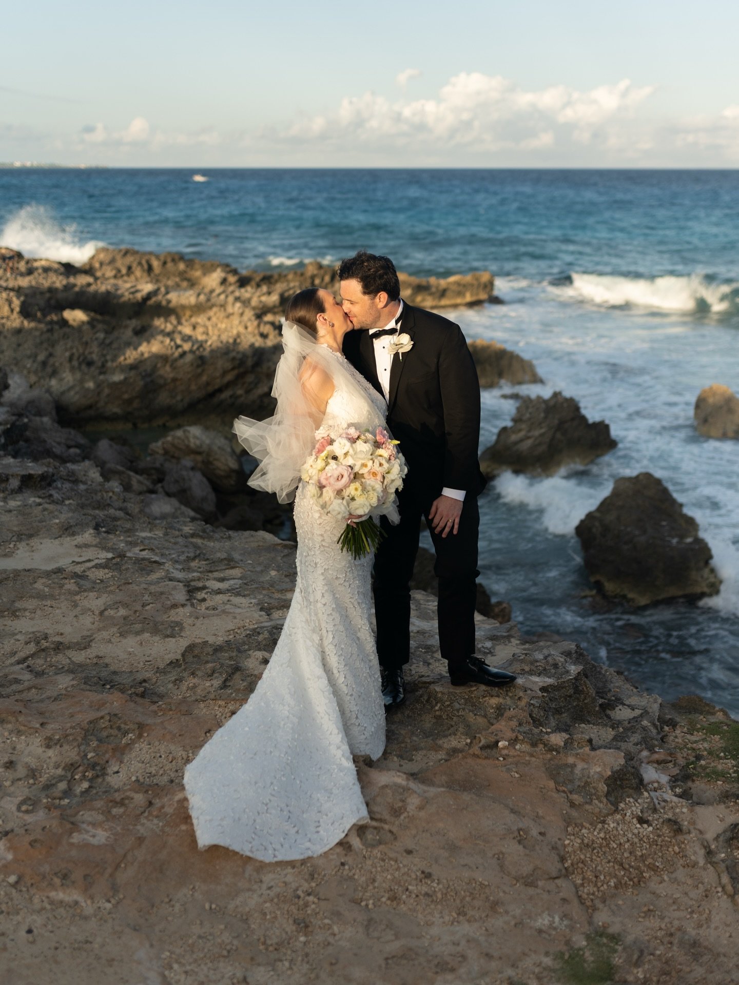 Introducing the O&rsquo;Connors!!!!!🫶 It was so easy to celebrate these two✨

Travel agent: @barefoot_bridal 
Venue: @hyattzivacancun 
Planner: @baileyoconnorr 
Dress: @ivorybridalatelier 
Hair and makeup: @stylingtrio 
Florals: @kndy.flowers 

#can