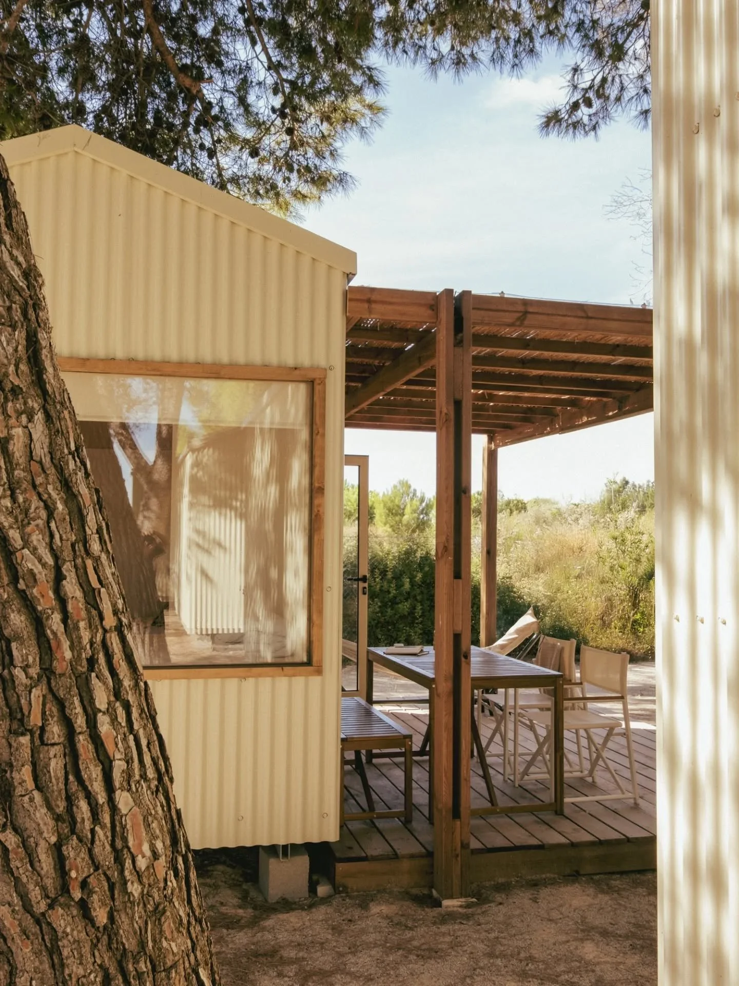 TINY ROOM es la nueva propuesta de alojamiento glamping de HolaCamp. 

Es un ensayo sobre el espacio m&iacute;nimo y sobre c&oacute;mo lo peque&ntilde;o, bien dise&ntilde;ado, puede amplificar la experiencia. Una reflexi&oacute;n arquitect&oacute;nic