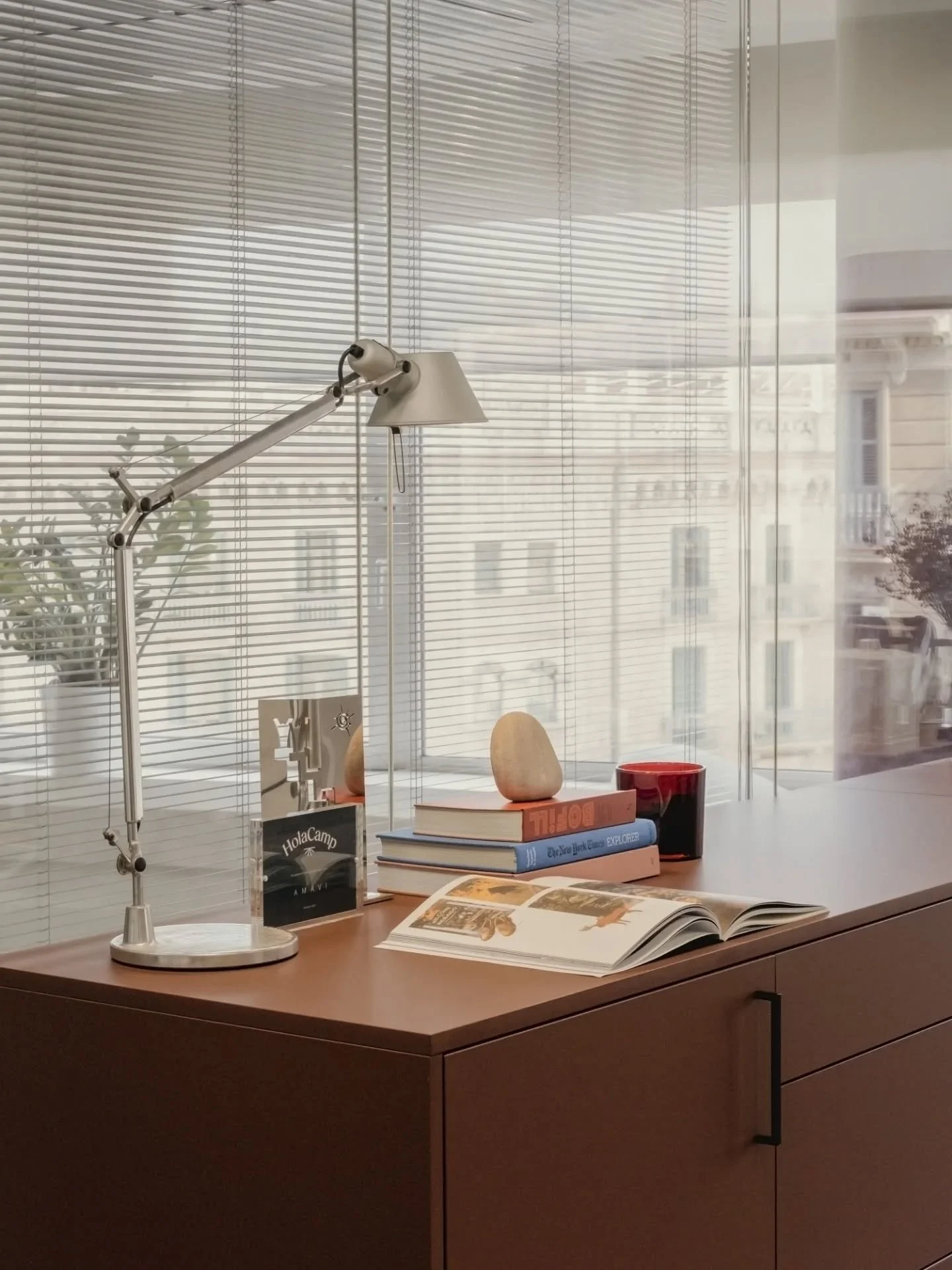 Nuevas oficinas de HolaCamp en Barcelona: un universo creativo y din&aacute;mico, que refleja la esencia de la empresa. 

Proyecto: Ana&iuml;s Iglesias Studio
Office restyling - 500 m2 
Fotograf&iacute;as: @monikased

#workspaces #officedesign #inter