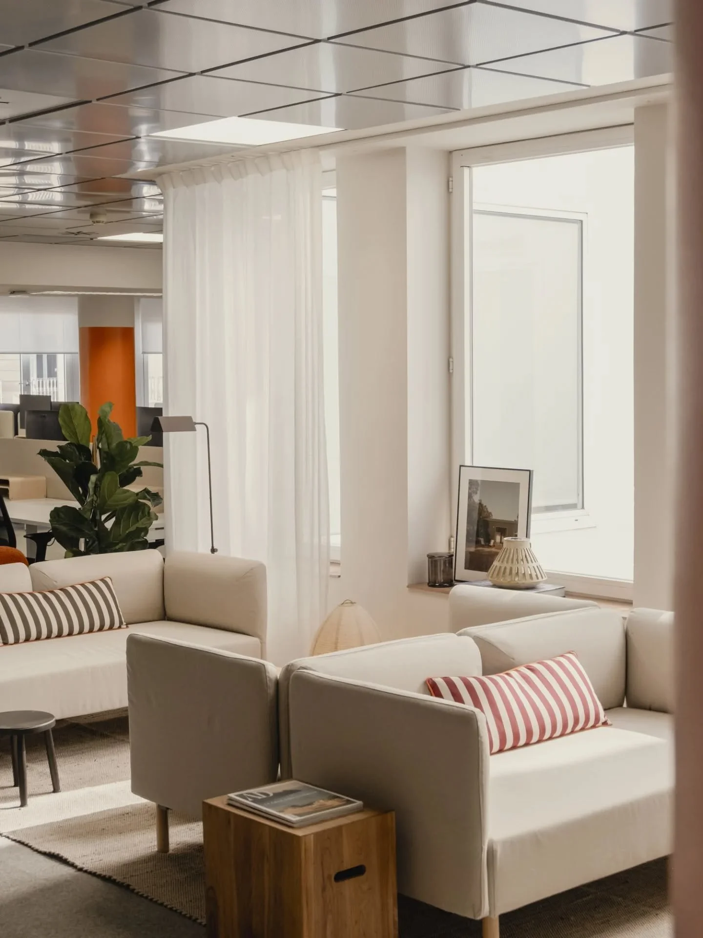 Welcome. 

Nuevas oficinas de HolaCamp en Barcelona: un universo creativo y din&aacute;mico, que refleja la esencia de la empresa. 

Proyecto: Ana&iuml;s Iglesias Studio
Office restyling - 500 m2 
Fotograf&iacute;as: @monikased

#workspaces #officede