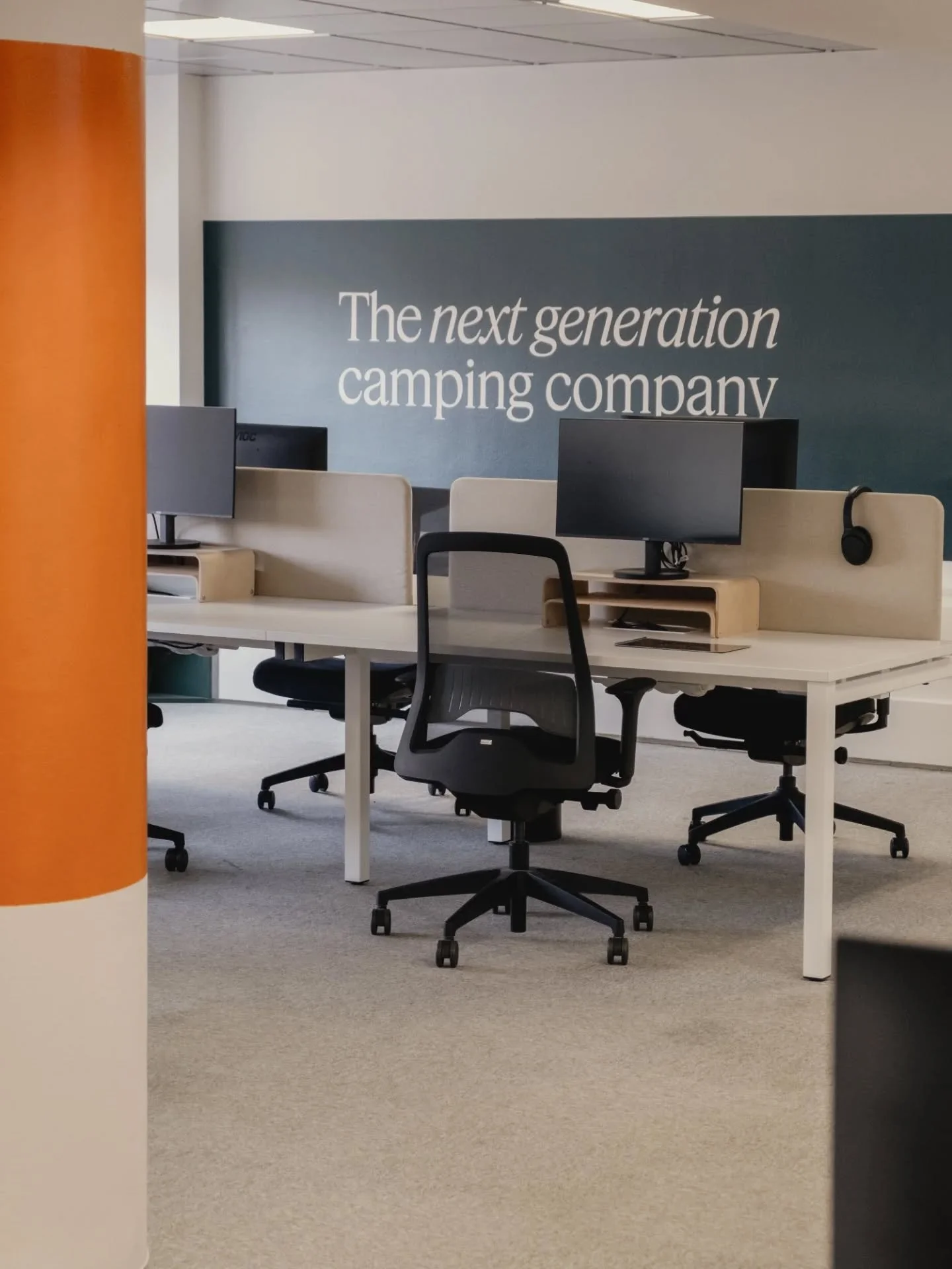 Nuevas oficinas de HolaCamp en Barcelona: un universo creativo y din&aacute;mico, que refleja la esencia de la empresa. 

Proyecto: Ana&iuml;s Iglesias Studio
Office restyling - 500 m2 
Fotograf&iacute;as: @monikased

#workspaces #officedesign #inter