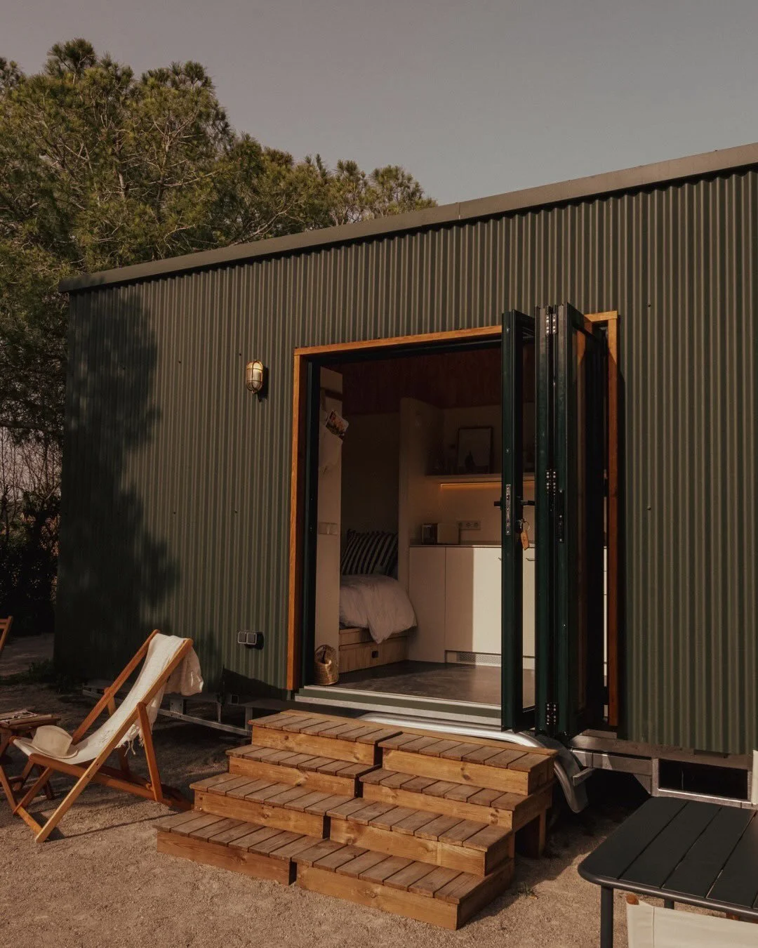 TINY HOME | 2024
Anywhere, everywhere 

Una casa que viaja contigo. Esta Tiny Home para @holacampsites combina arquitectura, dise&ntilde;o y libertad en tan solo 2,50 m de ancho, 6,60 m de largo y 4 m de altura.

Pensada como alojamiento vacacional, 