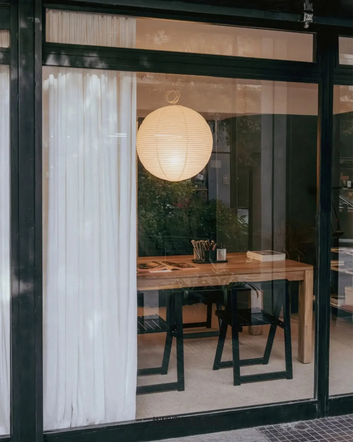 Quer&iacute;amos un estudio que se sintiera como casa.

Un lugar tranquilo, luminoso y c&aacute;lido desde donde dise&ntilde;ar cada proyecto.

Un espacio a pie de calle: &iacute;ntimo, sereno y cercano; desde donde trabajar con clientes, proveedores