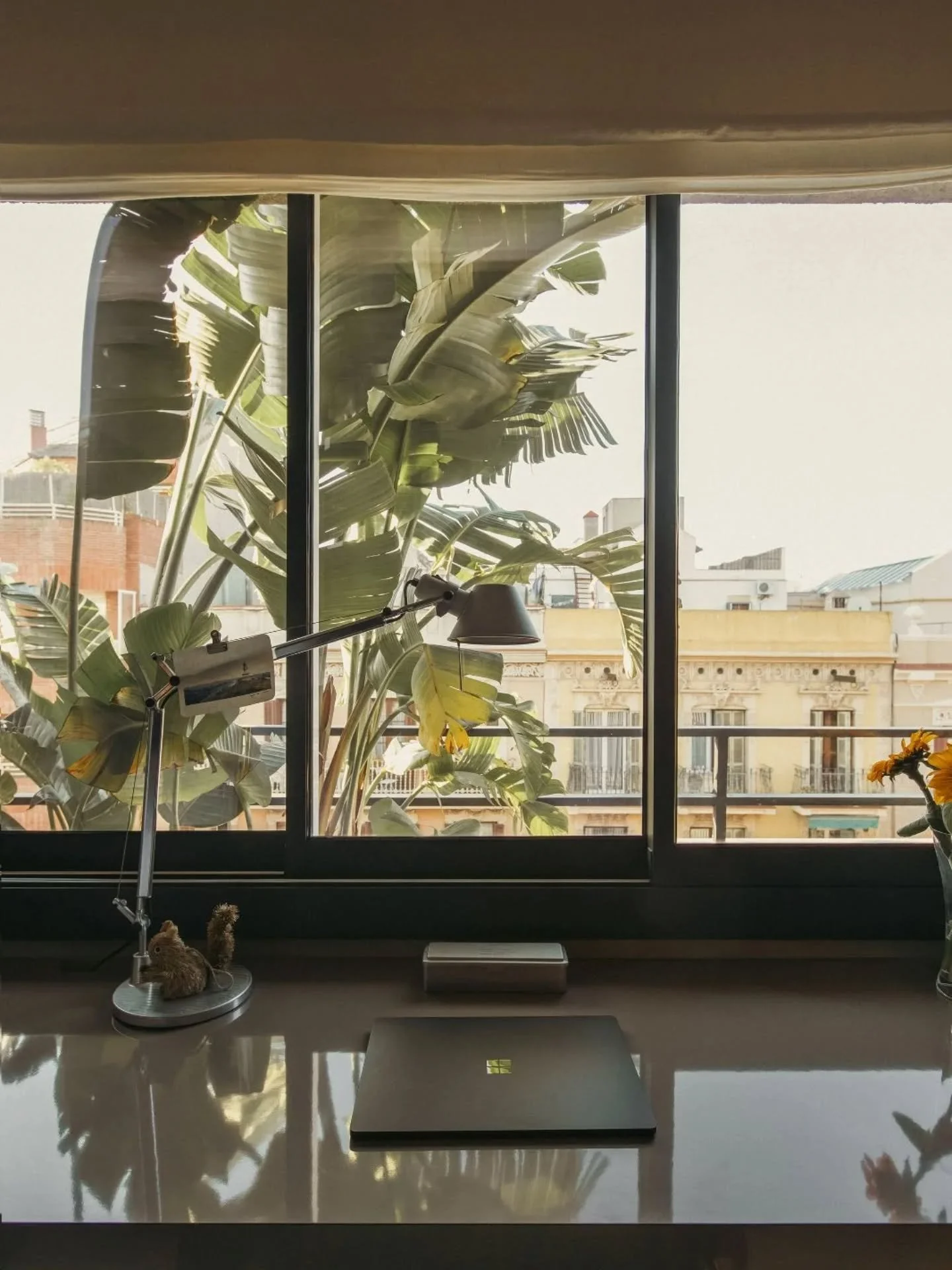 Home office en el Eixample de Barcelona. 🖋️

No es solo teletrabajo.

Es tener un lugar propio dentro de casa donde todo se ordena.

Un espacio tranquilo para concentrarte, gestionar el d&iacute;a a d&iacute;a, organizar viajes, cuadrar citas m&eacu