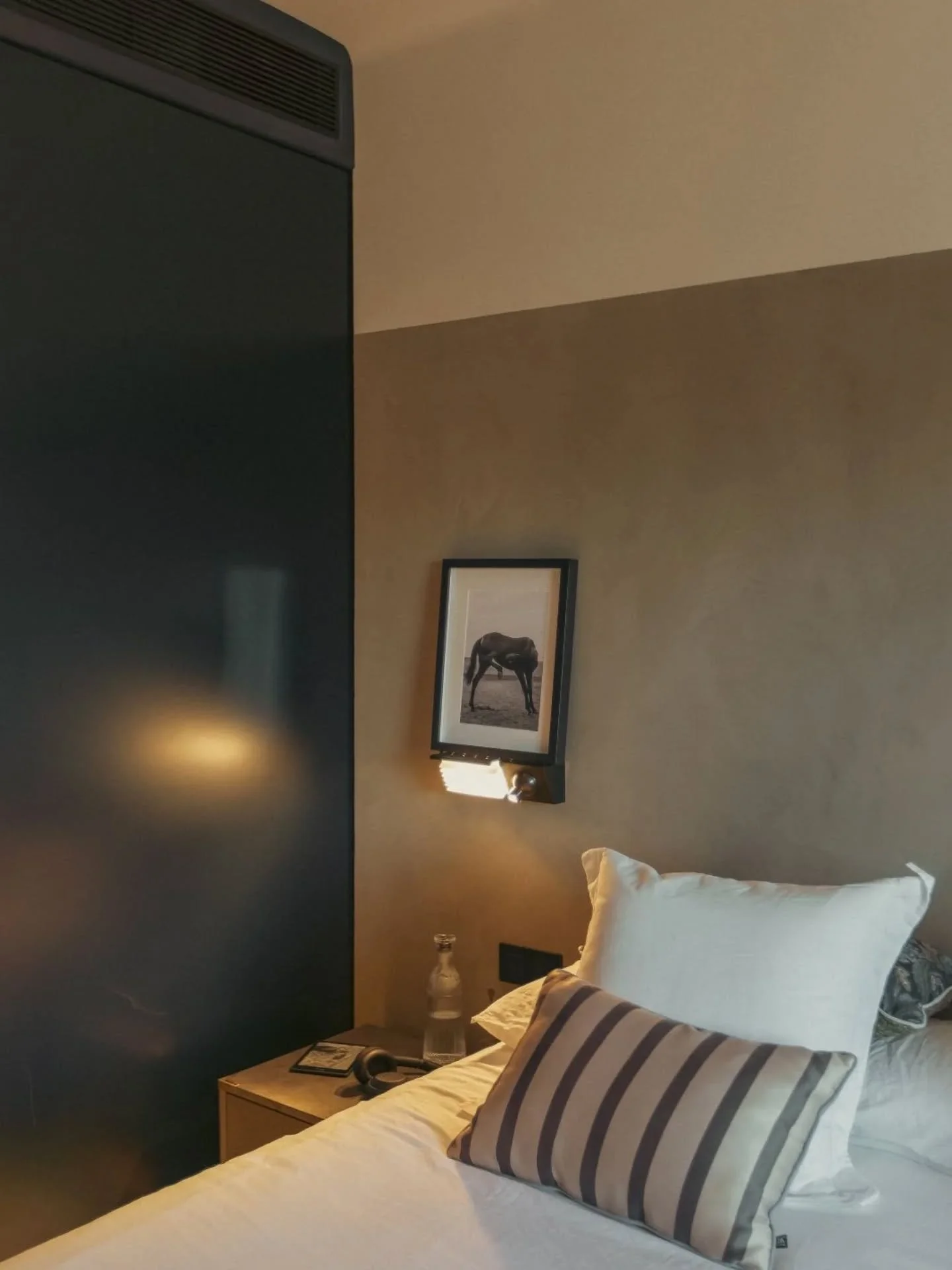 El dormitorio principal es un espacio donde el ritmo baja, desconectar para reconectar. 

: ANAIS IGLESIAS STUDIO 
Crafting the timeless

📸 @monikased