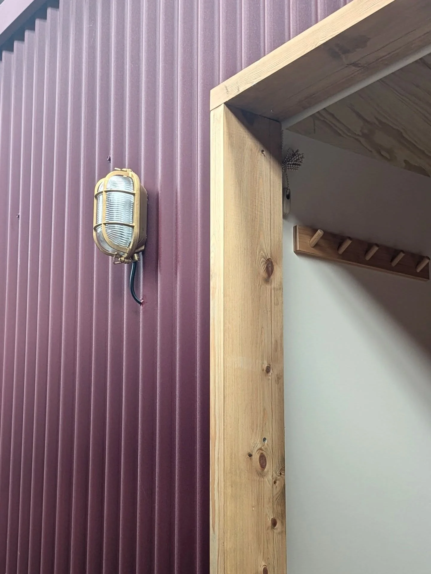 FEBRERO - &iquest;donde est&aacute;s? 
Algunos highlights del mes que ha pasado como un torbellino. 

1-3 El RAL 3005 como el color del mes. Y la llegada de la primera Tiny Family burdeos a HolaCamp La Franca. @holacampsites
4- Pasear de noche por Ll