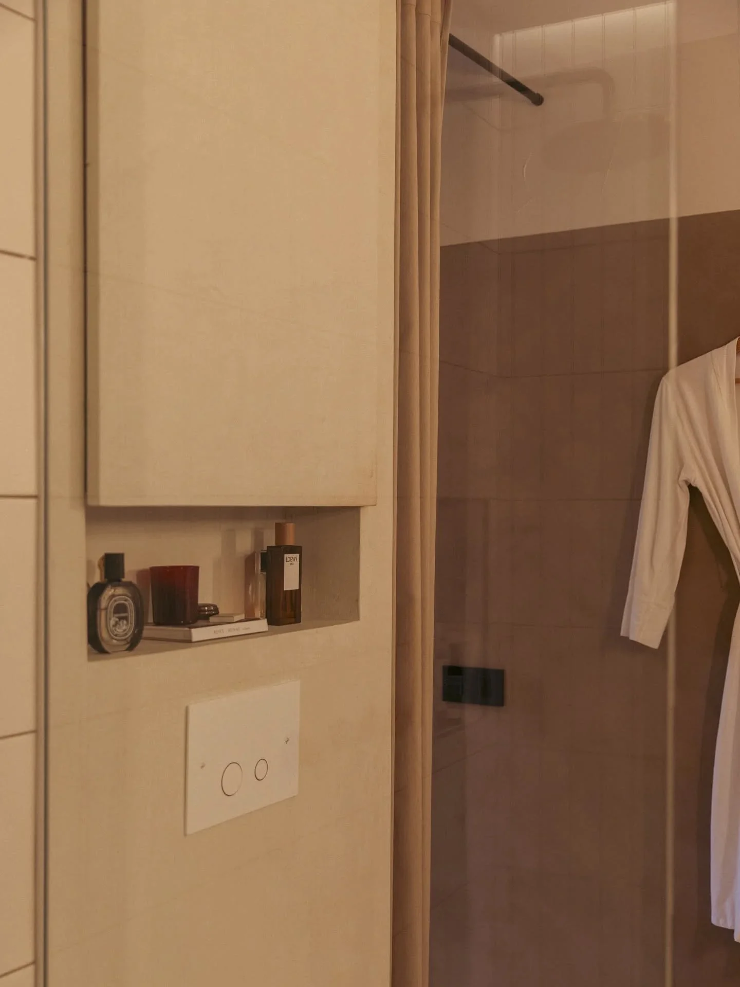 Bathroom details. 🪮 
Do you see them?

 📸 @monikased

: ANAIS IGLESIAS STUDIO
Crafting the timeless