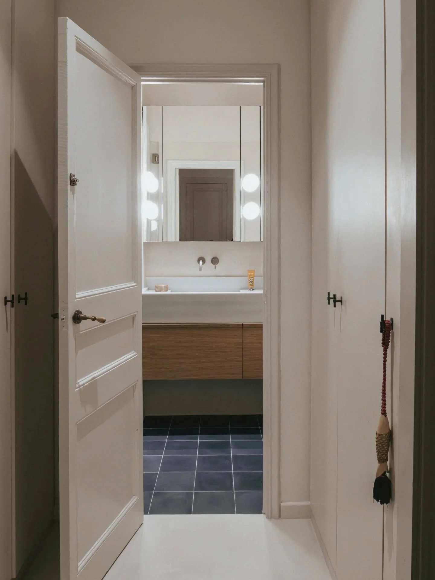 :U108 | Bathroom makeover.

Design and execution in a modernist apartment.

We preserved its original character while upgrading the space to meet contemporary standards of comfort&mdash;making it fully enjoyable. 🪮🧼

Do you appreciate the details?
