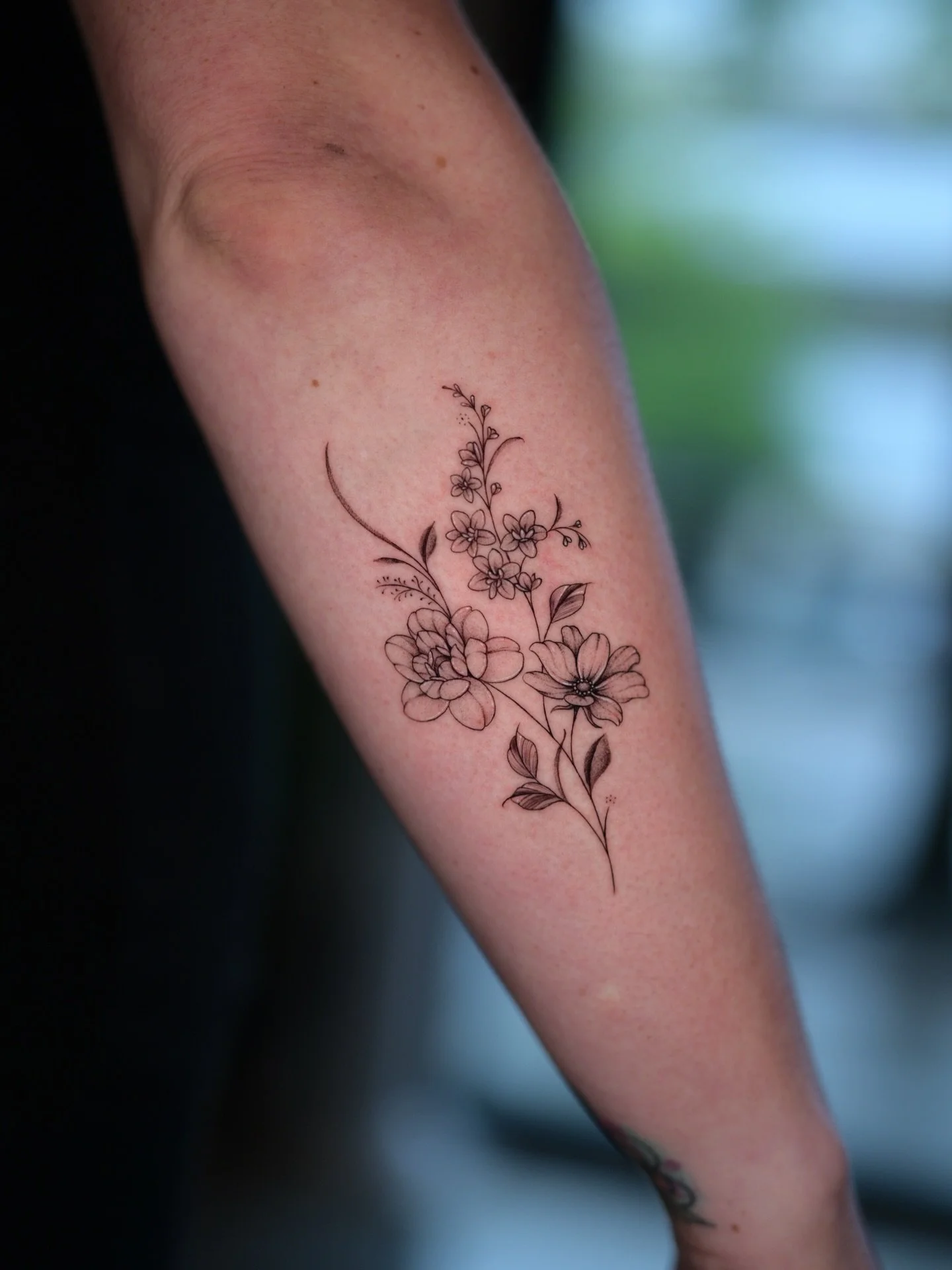 Fine lines category ✨ 
The kind of detail you notice twice. Simple to perfection.

Got an idea for your next tattoo? Dm us! 

#finelinestattoo #tattooartists #tattooartistnc #fayetville #nothcarolinatattooartist