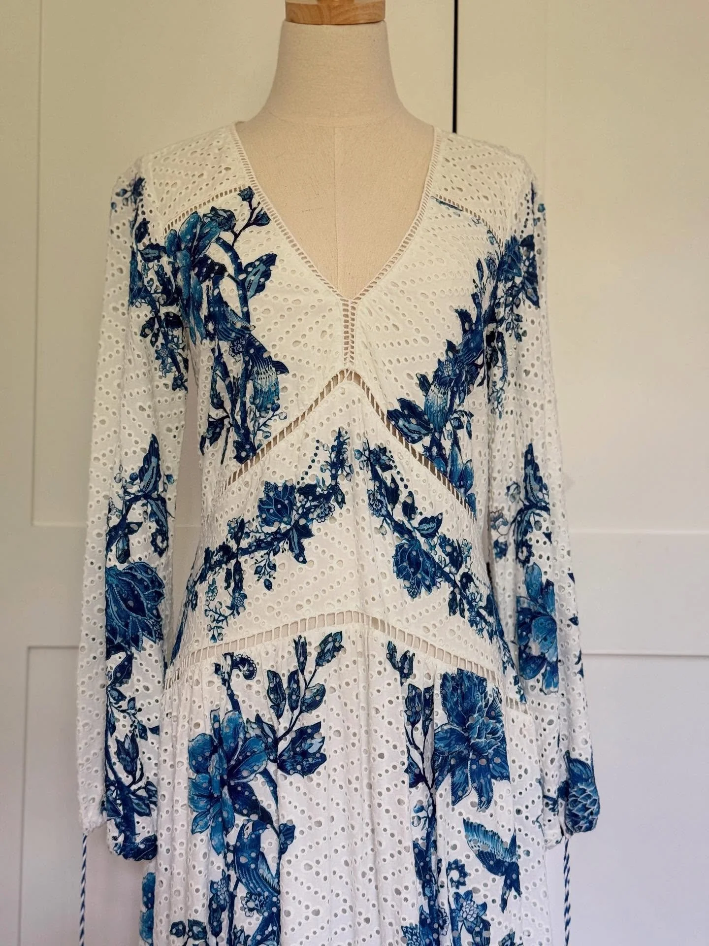 NWT FARM Rio white and blue floral eyelet dress. Obsessed. This is a stunning piece, fully-lined through the bodice and filled with lovely details. Link in bio.