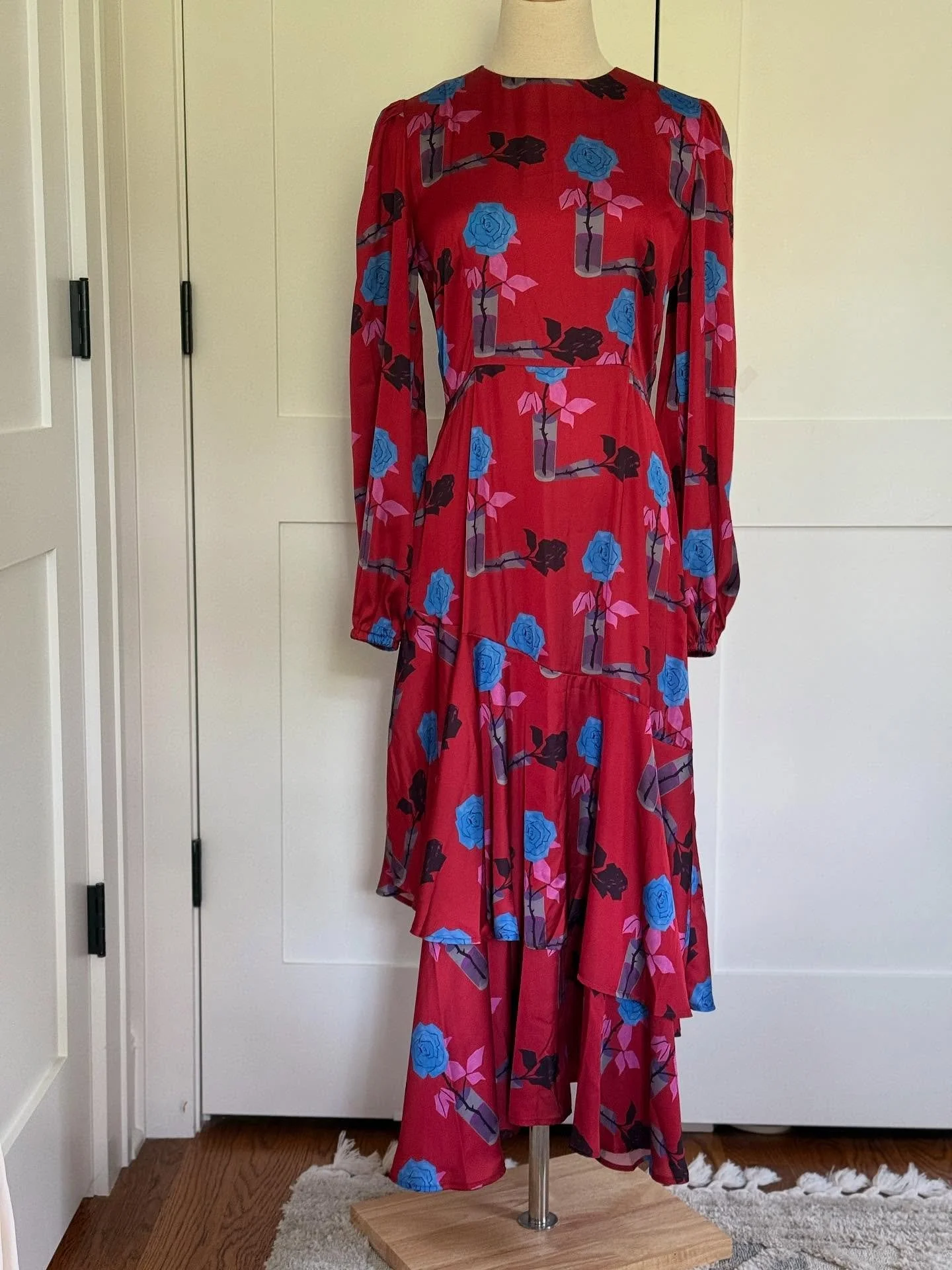 Drop dead stunner of a piece by Kurt Lyle. NWT! Size Medium. Silky soft, flowy silhouette with a beautiful floral pattern on a rich red backdrop.