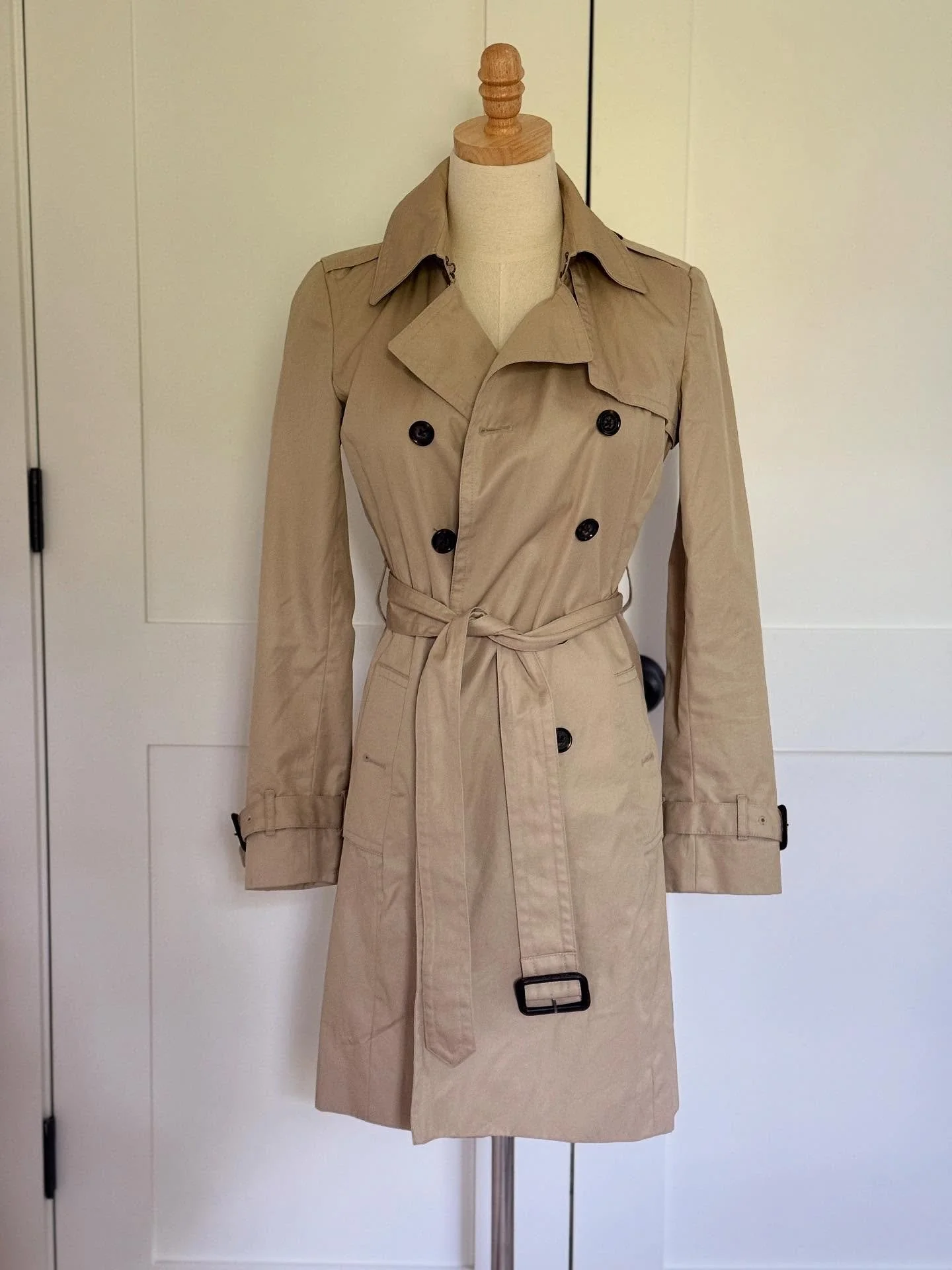 First drop hit the Rivière closet today! First up: a gorgeous, classic trench coat by Banana Republic. Channel your inner French girl with this staple wardrobe piece. Size XS.  Excellent condition. Link to Posh closet in bio.
