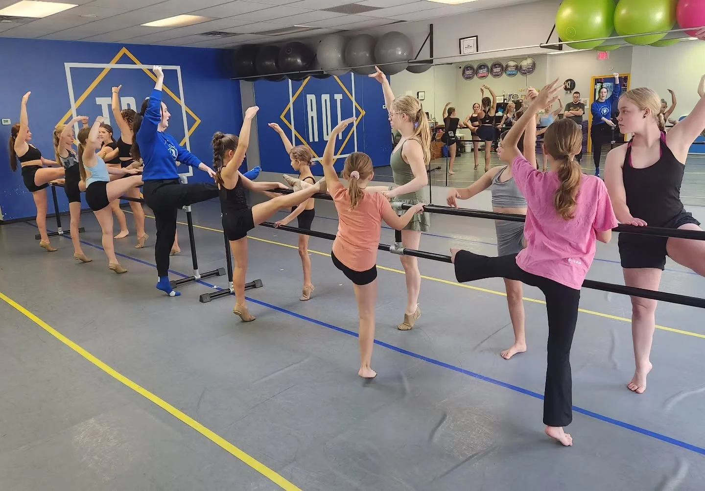 Rise, lower, plie, stretch!
Learning some core ballet moves ❤️👯